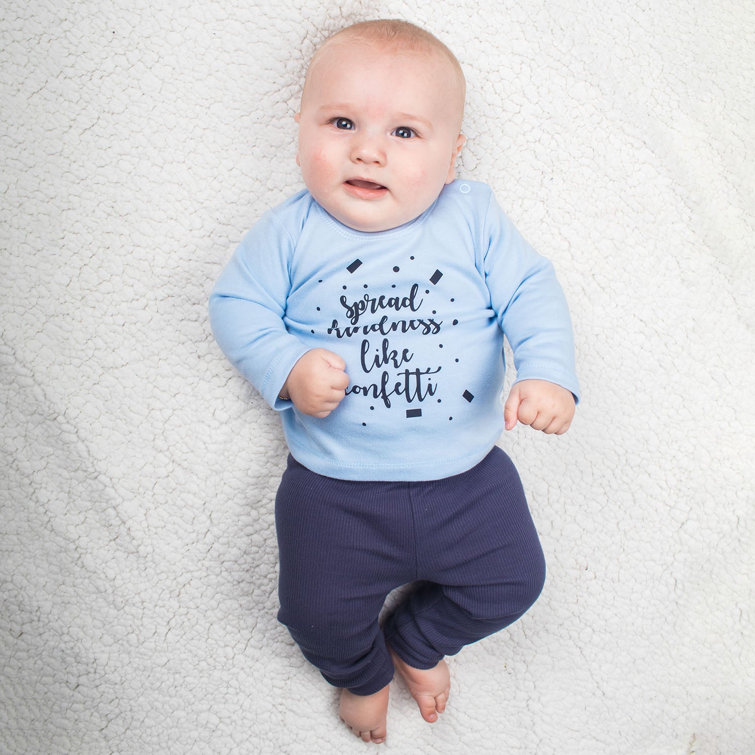 'Spread kindness like confetti' baby shirt met lange mouwen