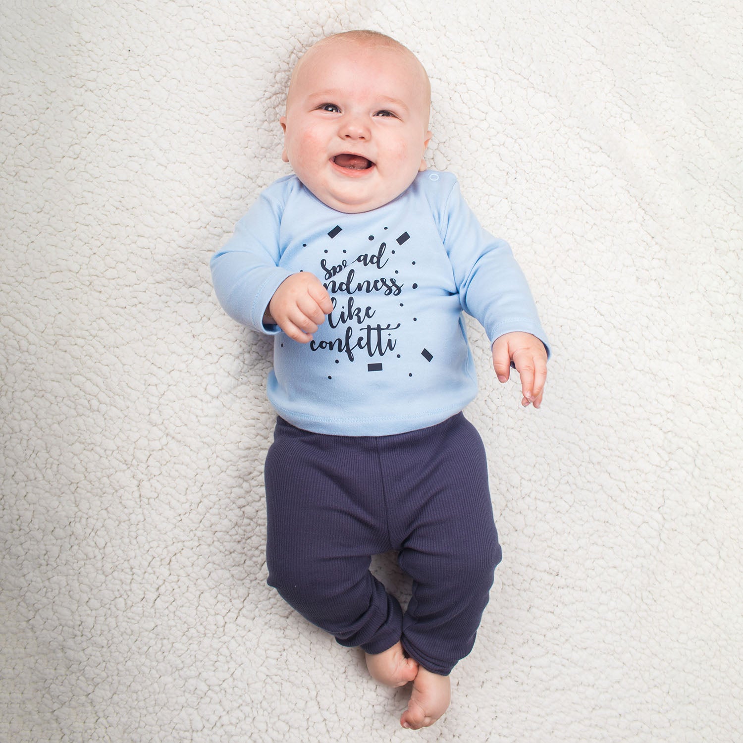 'Spread kindness like confetti' baby shirt met lange mouwen