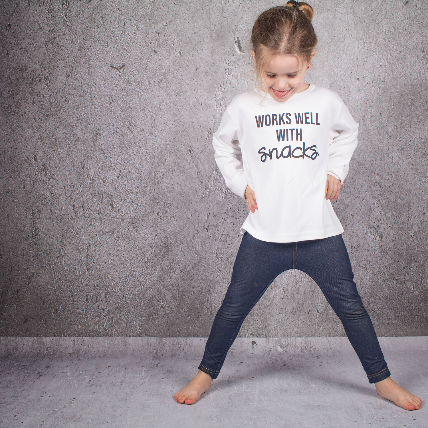 'Works well with snacks' kind shirt met lange mouwen