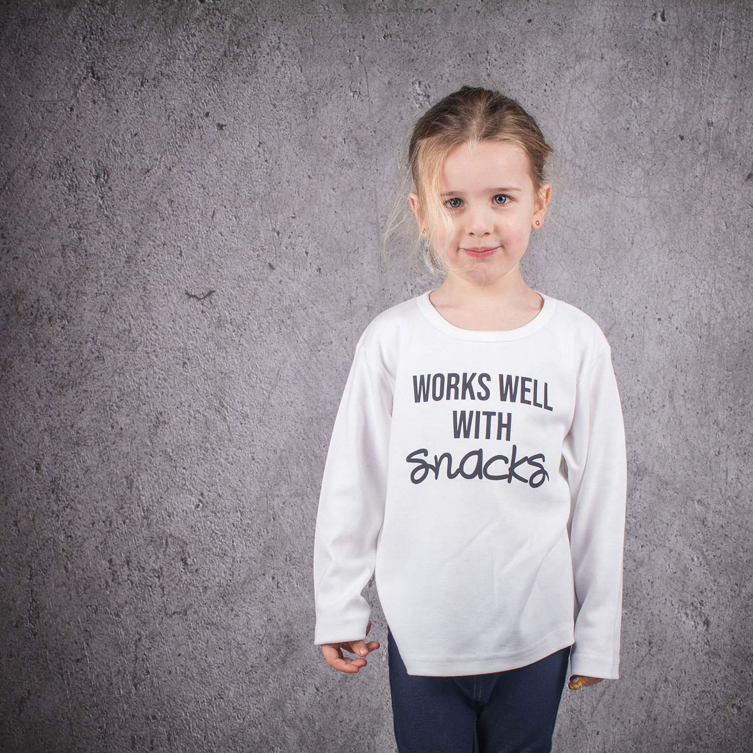 'Works well with snacks' kind shirt met lange mouwen