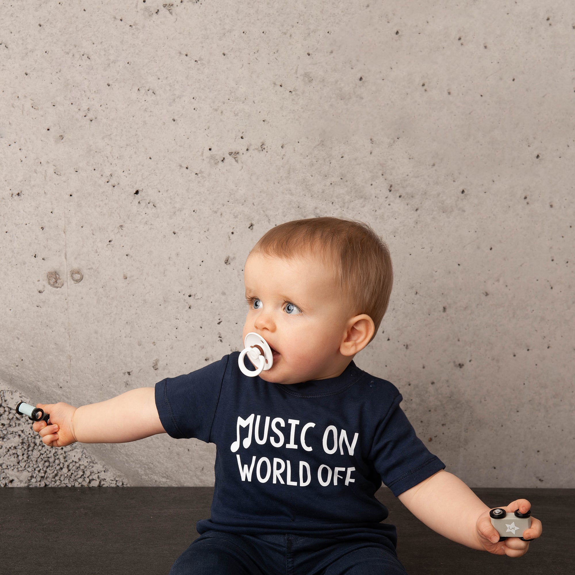 'Music on - World off' baby shirt met korte mouwen