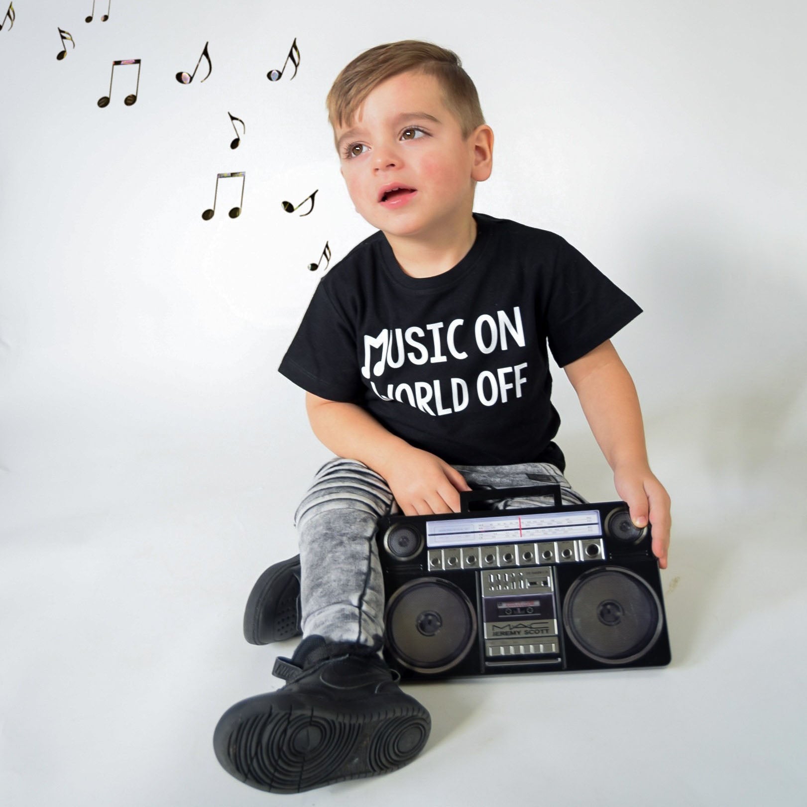 'Music on - World off' kind shirt met korte mouwen