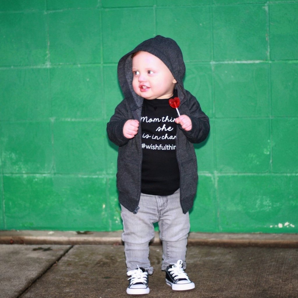 'Mom thinks she is in charge' baby shirt met korte mouwen