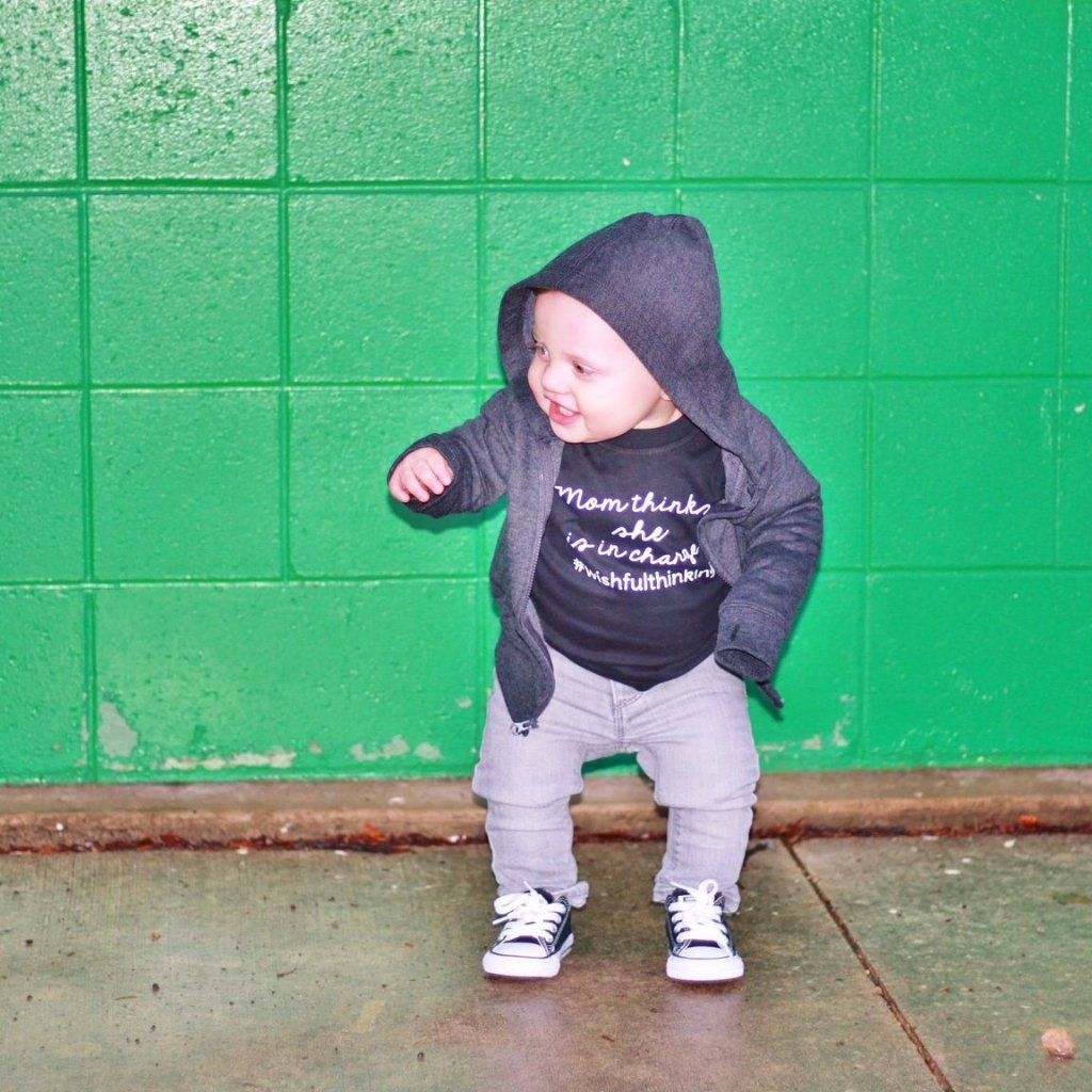 'Mom thinks she is in charge' baby shirt met korte mouwen