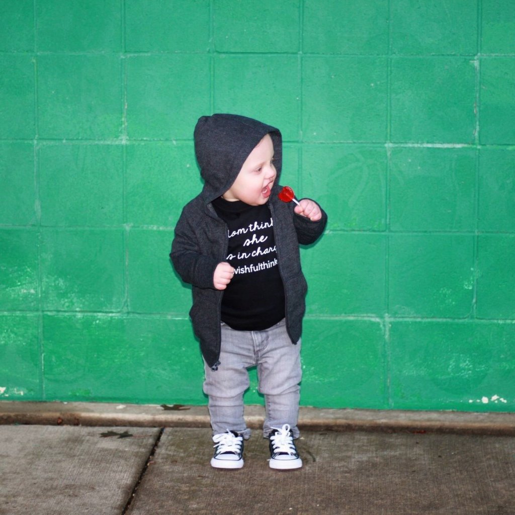 'Mom thinks she is in charge' baby shirt met korte mouwen