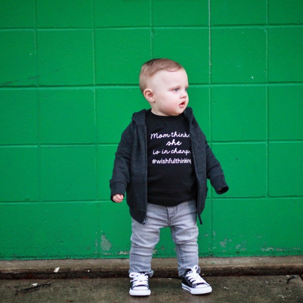 'Mom thinks she is in charge' baby shirt met korte mouwen