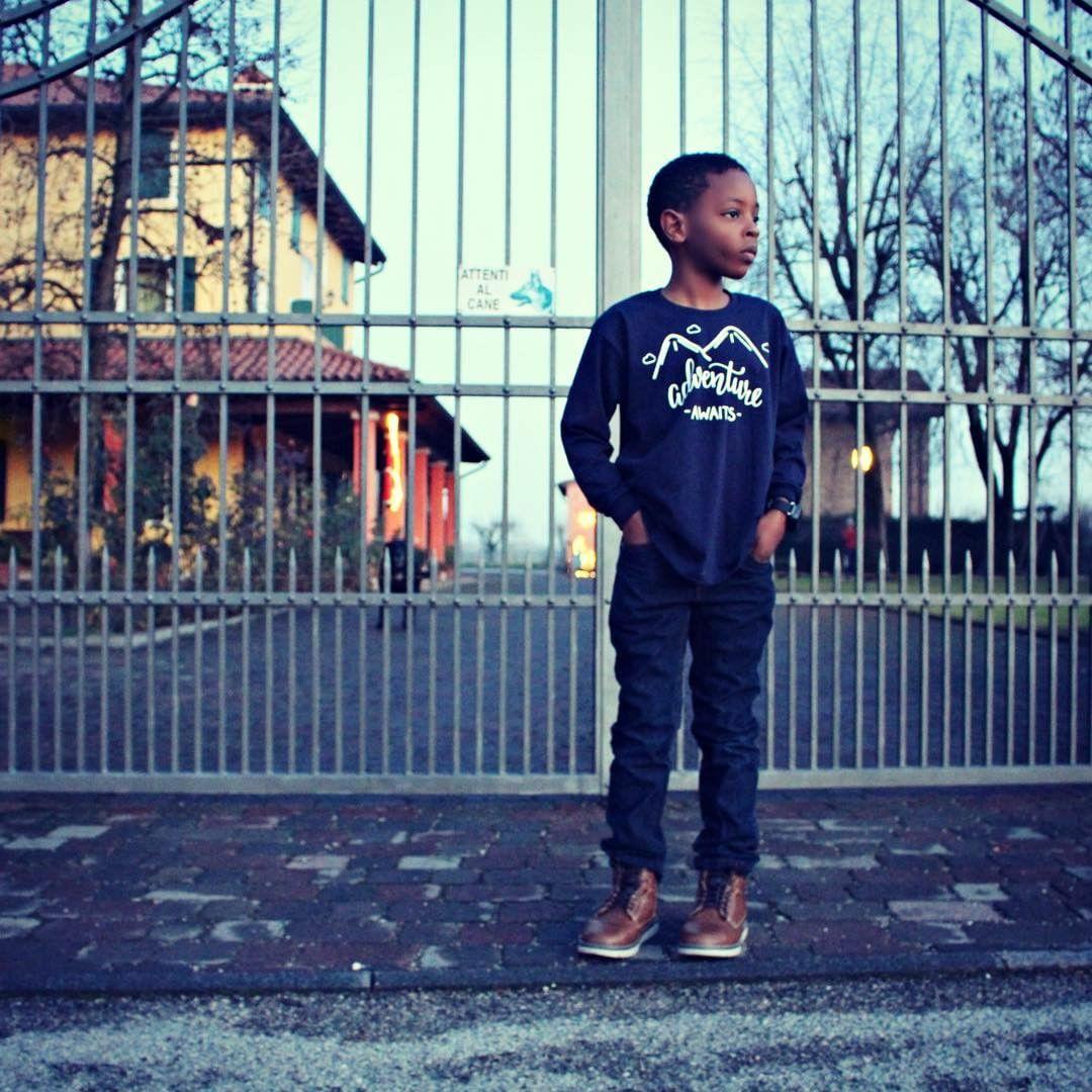 'Adventure awaits' kind shirt met lange mouwen