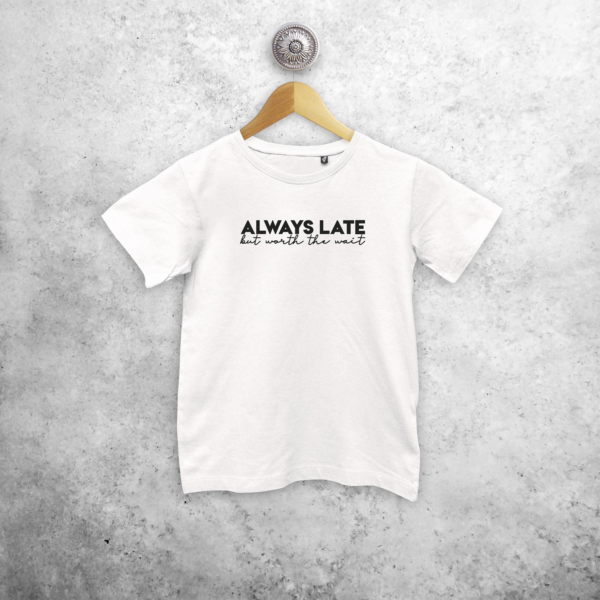 'Always late, but worth the wait' kind shirt met korte mouwen