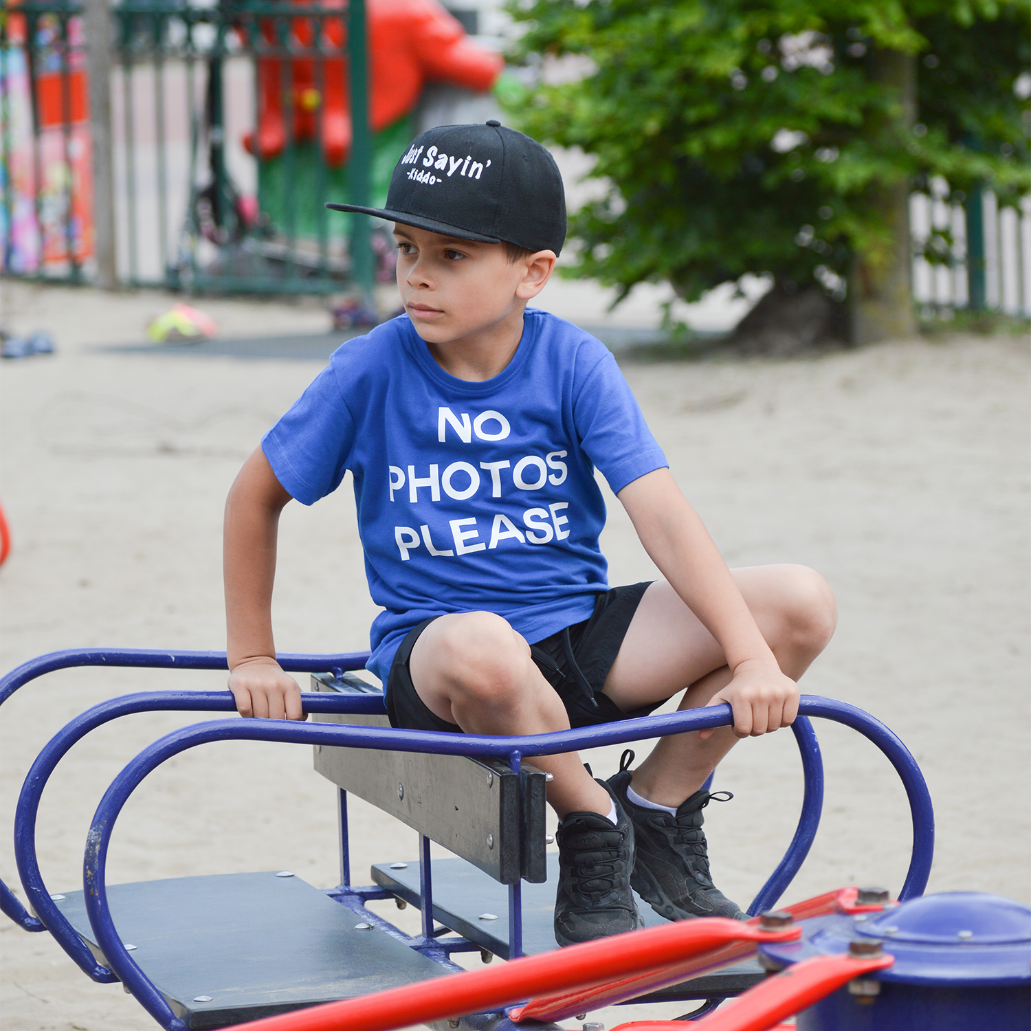 'No photos please' kind shirt met korte mouwen