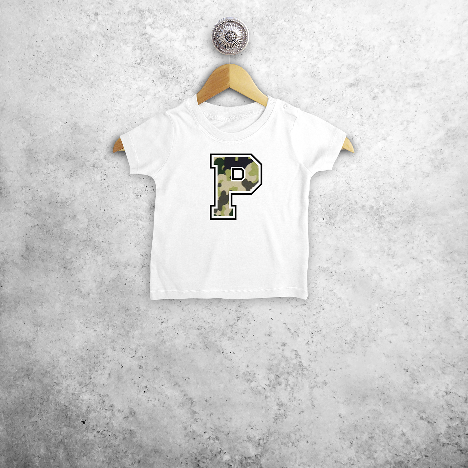 Camouflage letter baby shirt met korte mouwen