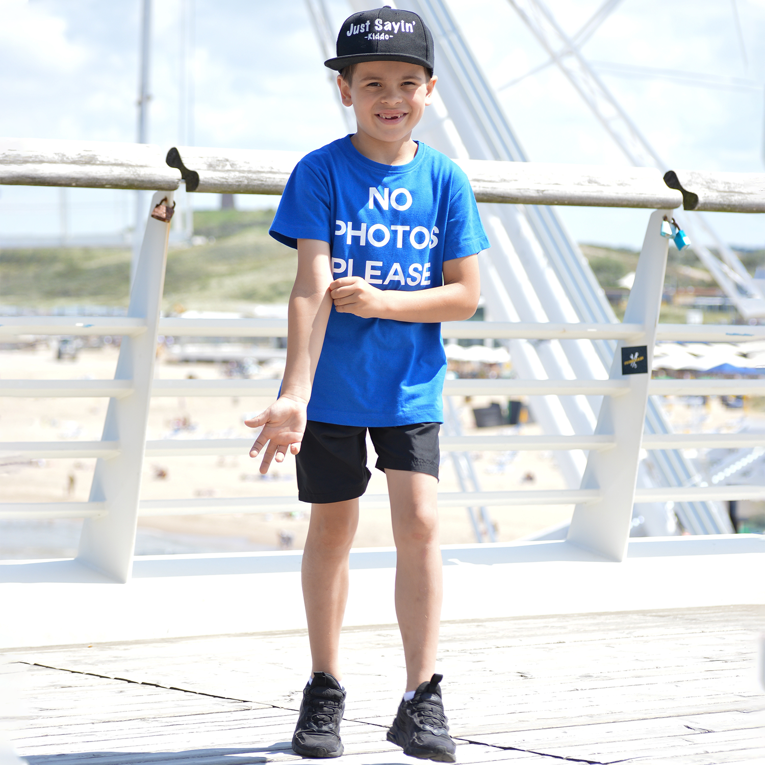 'No photos please' kind shirt met korte mouwen