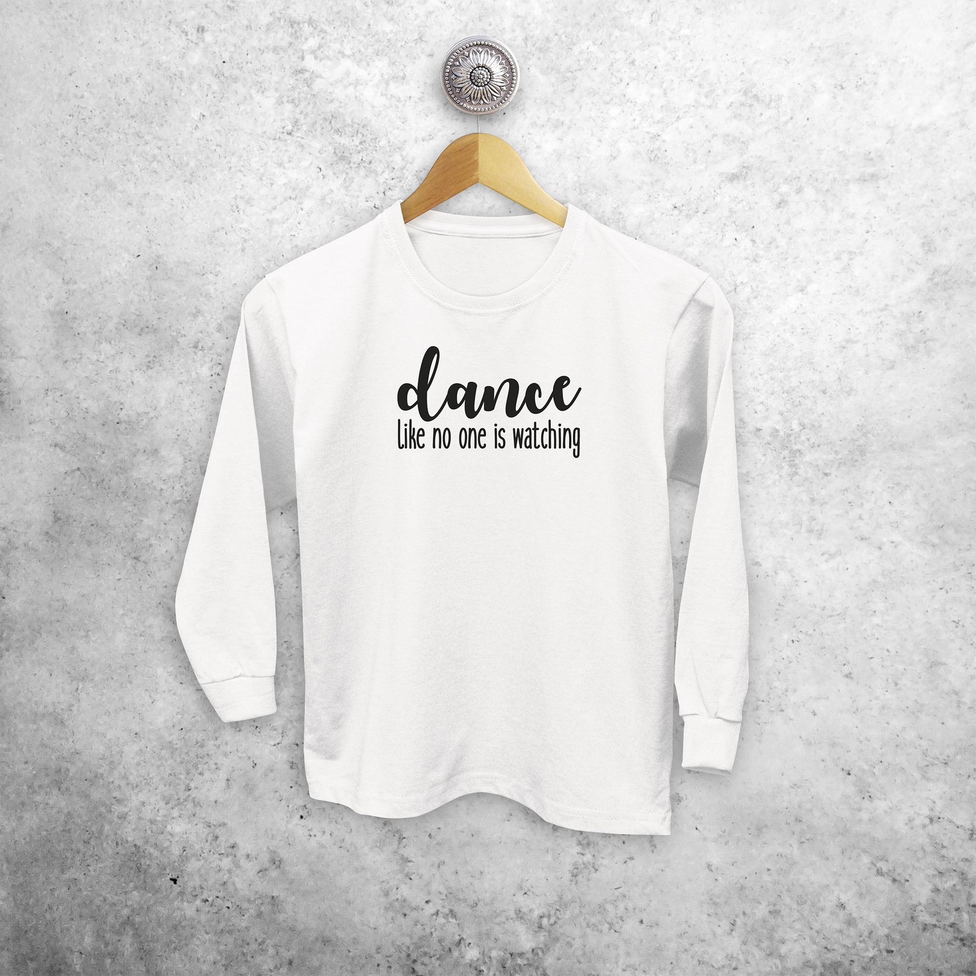'Dance like no one is watching' kind shirt met lange mouwen