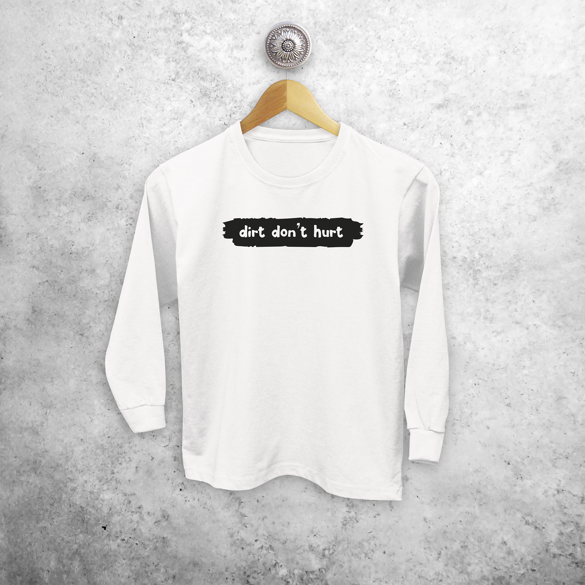 'Dirt don't hurt' kind shirt met lange mouwen