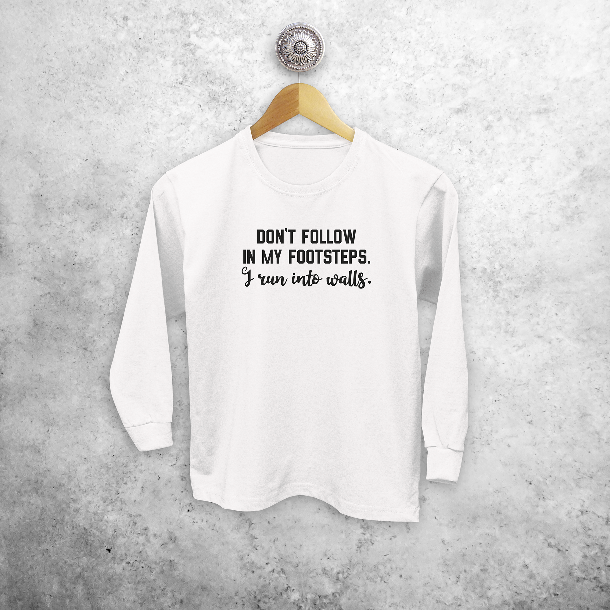 'Don't follow in my footsteps. I run into walls' kind shirt met lange mouwen
