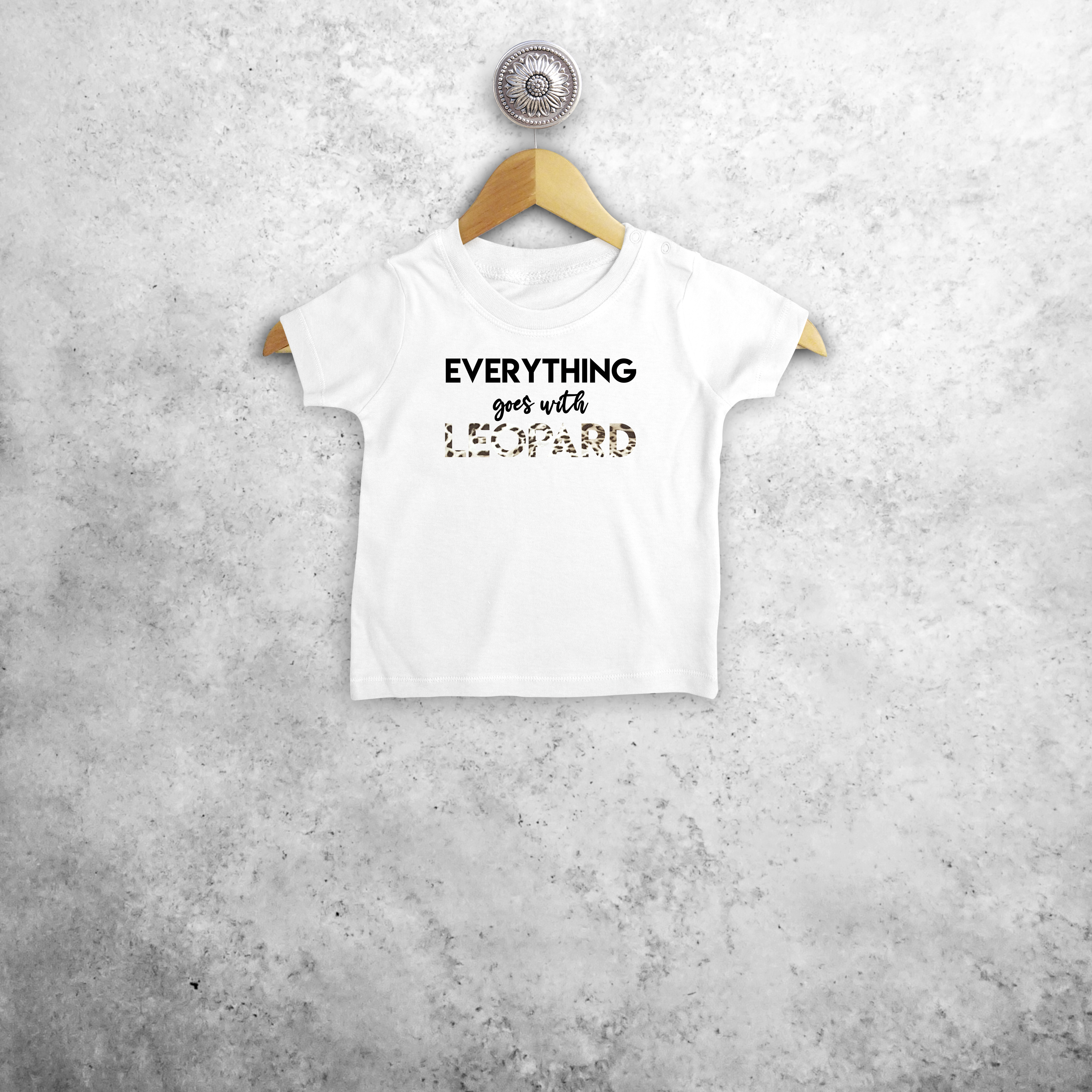 'Everything goes with leopard' baby shirt met korte mouwen