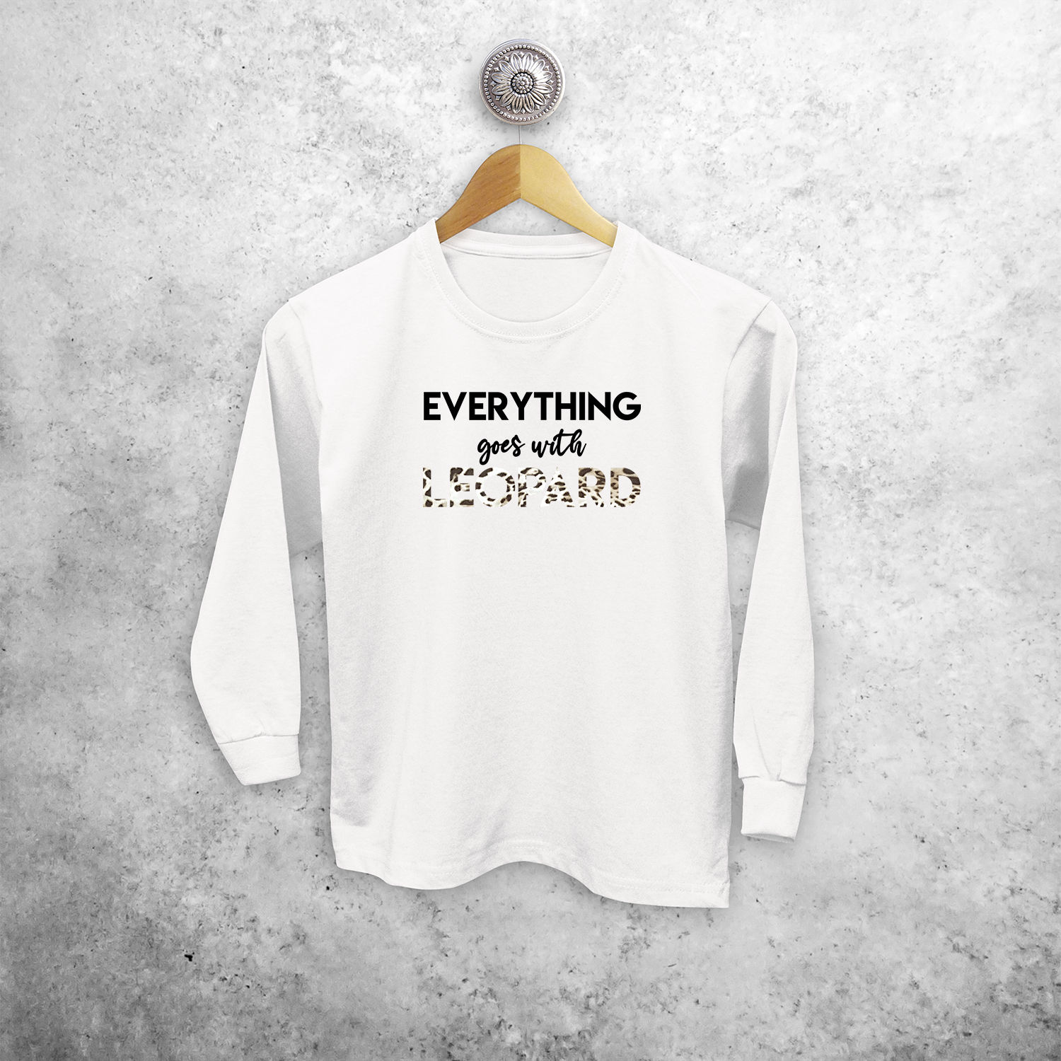 'Everything goes with leopard' kind shirt met lange mouwen