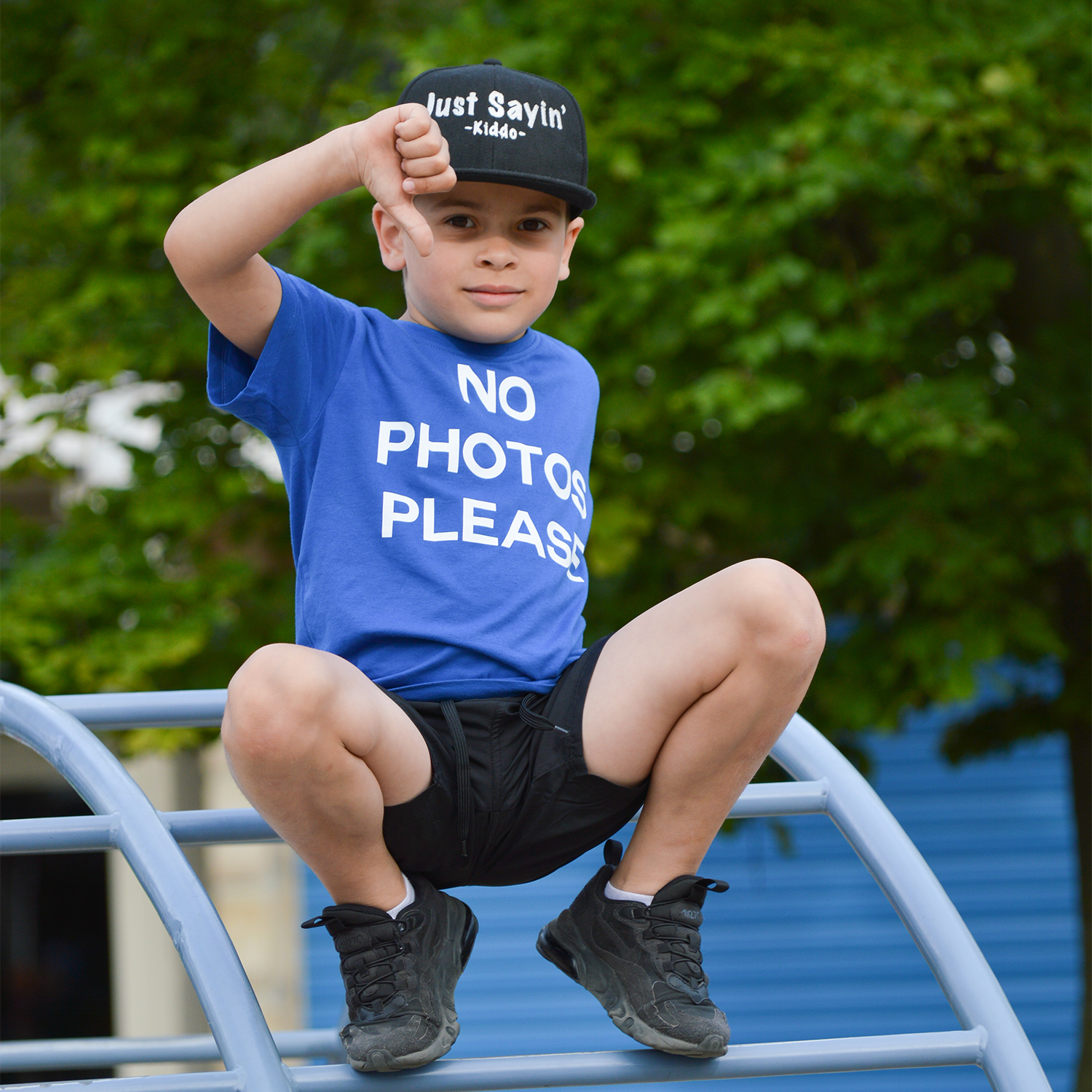 'No photos please' kind shirt met korte mouwen
