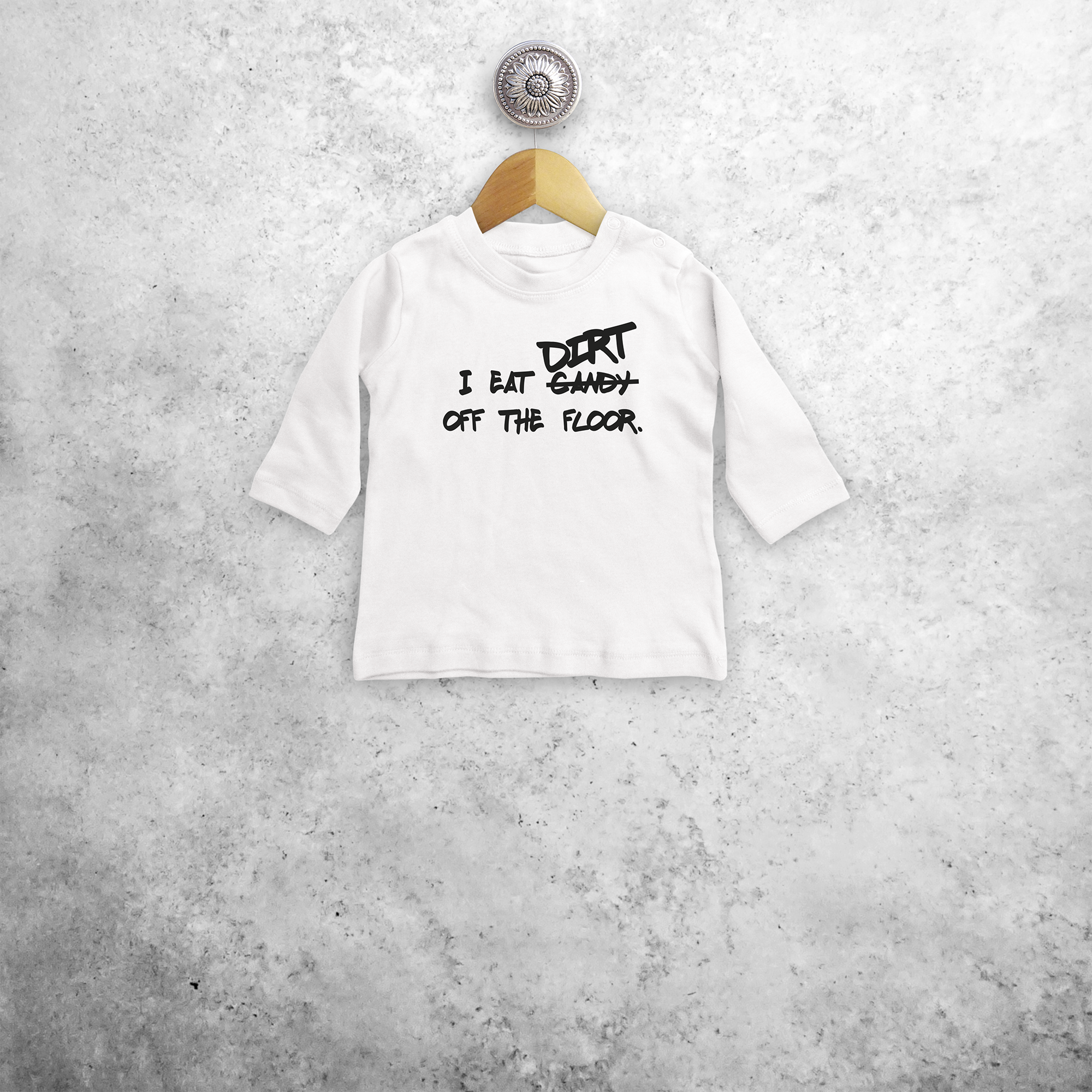 'I eat candy/dirt off the floor' baby shirt met lange mouwen