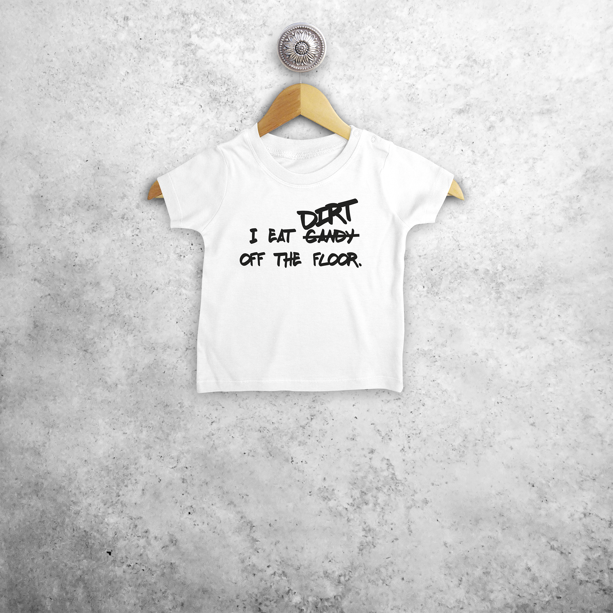 'I eat candy/dirt off the floor' baby shirt met korte mouwen