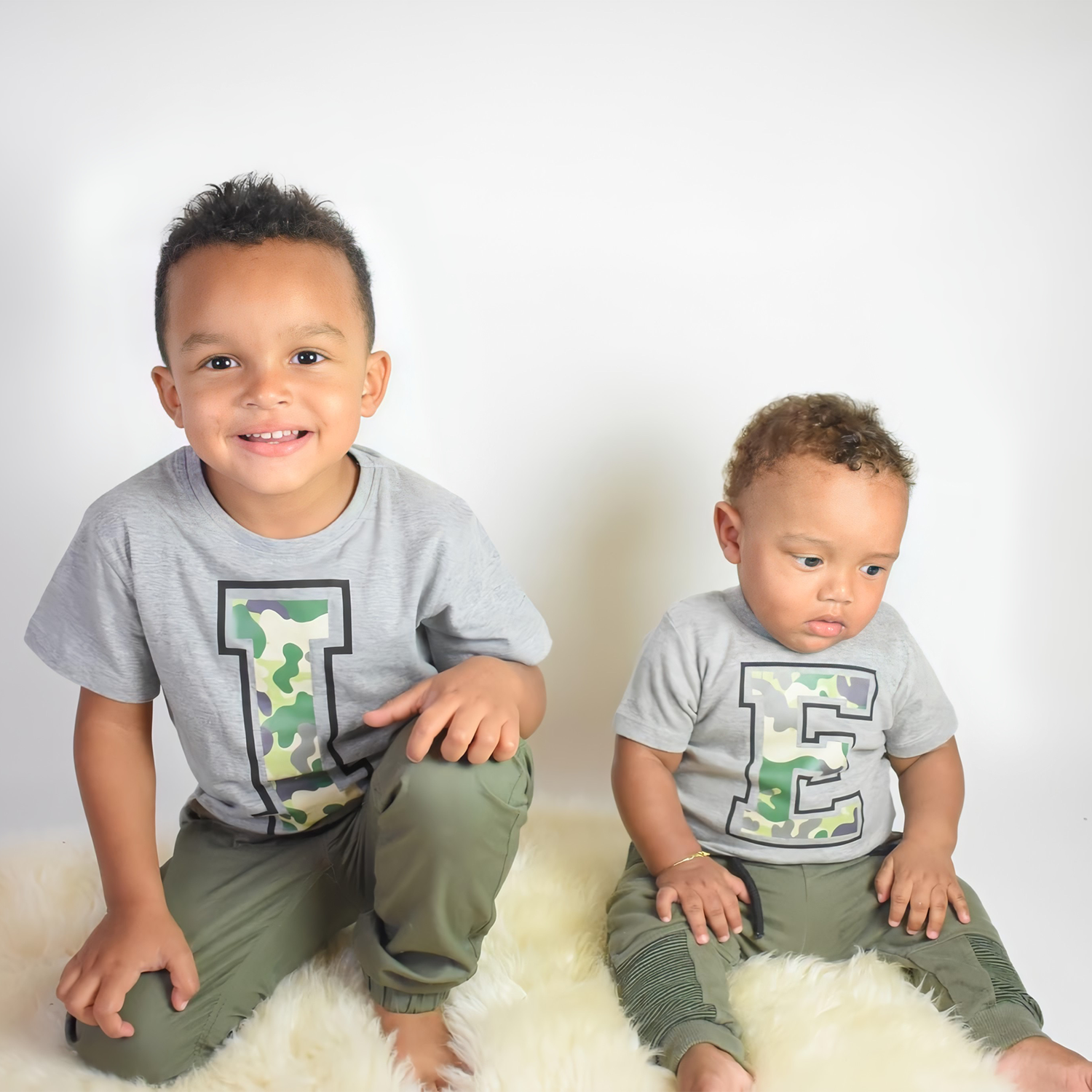 Camouflage letter kind shirt met korte mouwen