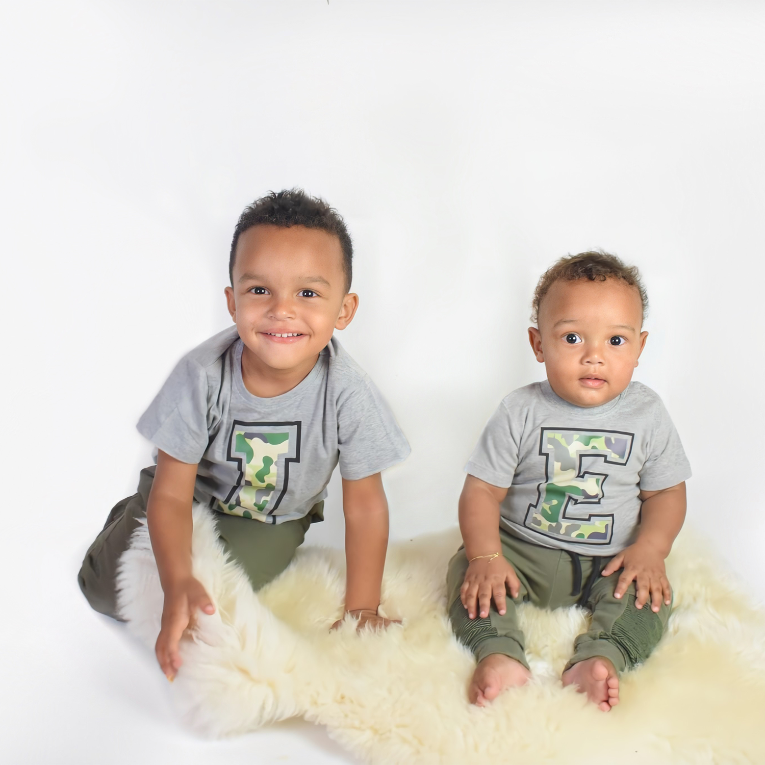 Camouflage letter kind shirt met korte mouwen