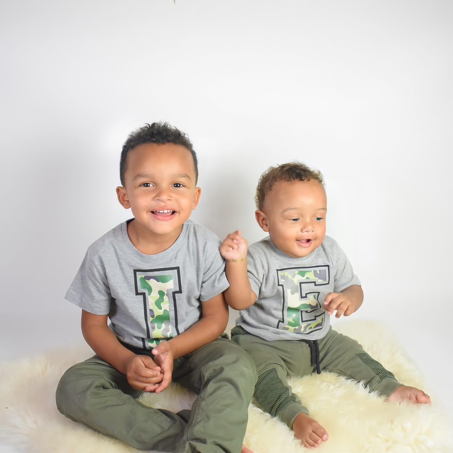 Camouflage letter kind shirt met korte mouwen