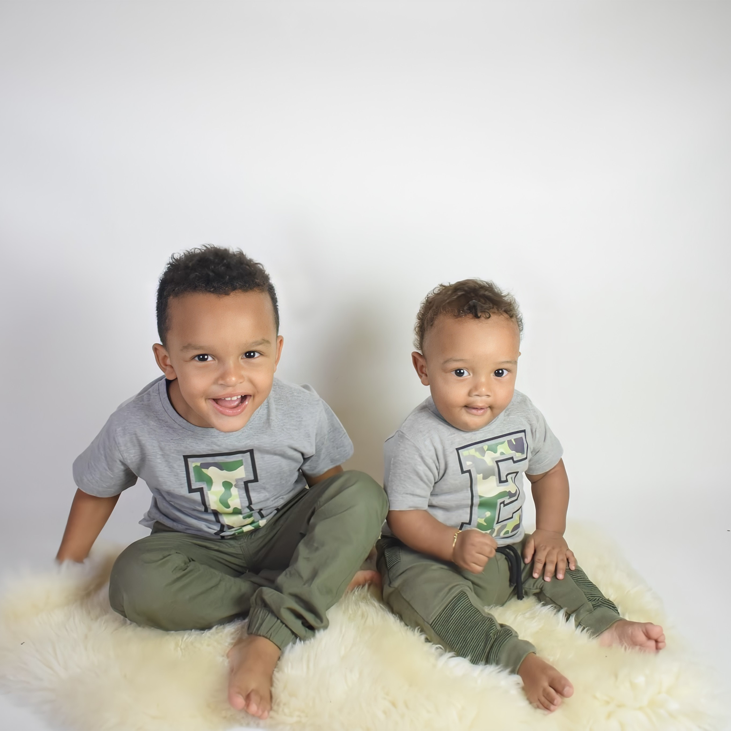 Camouflage letter kind shirt met korte mouwen