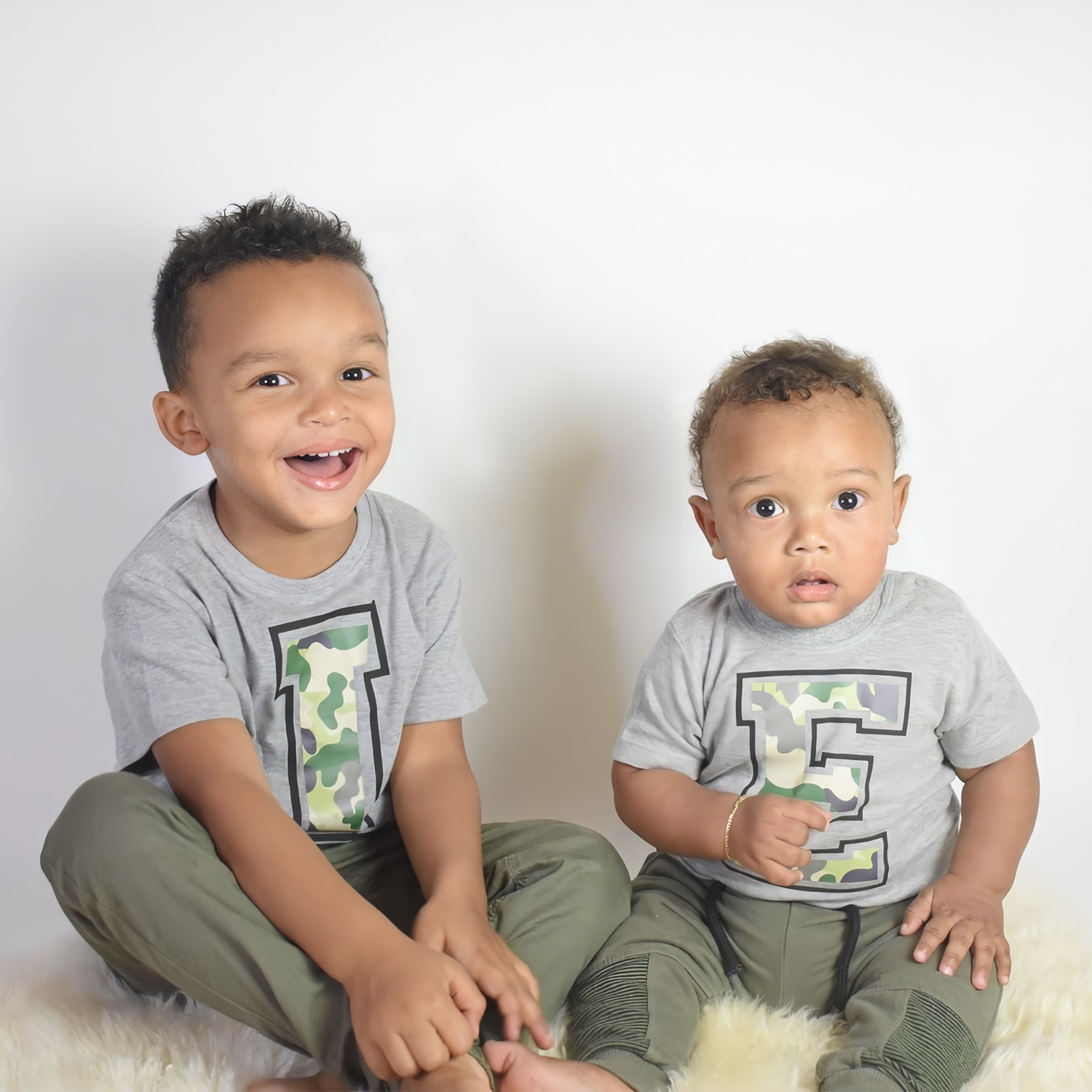 Camouflage letter baby shirt met korte mouwen