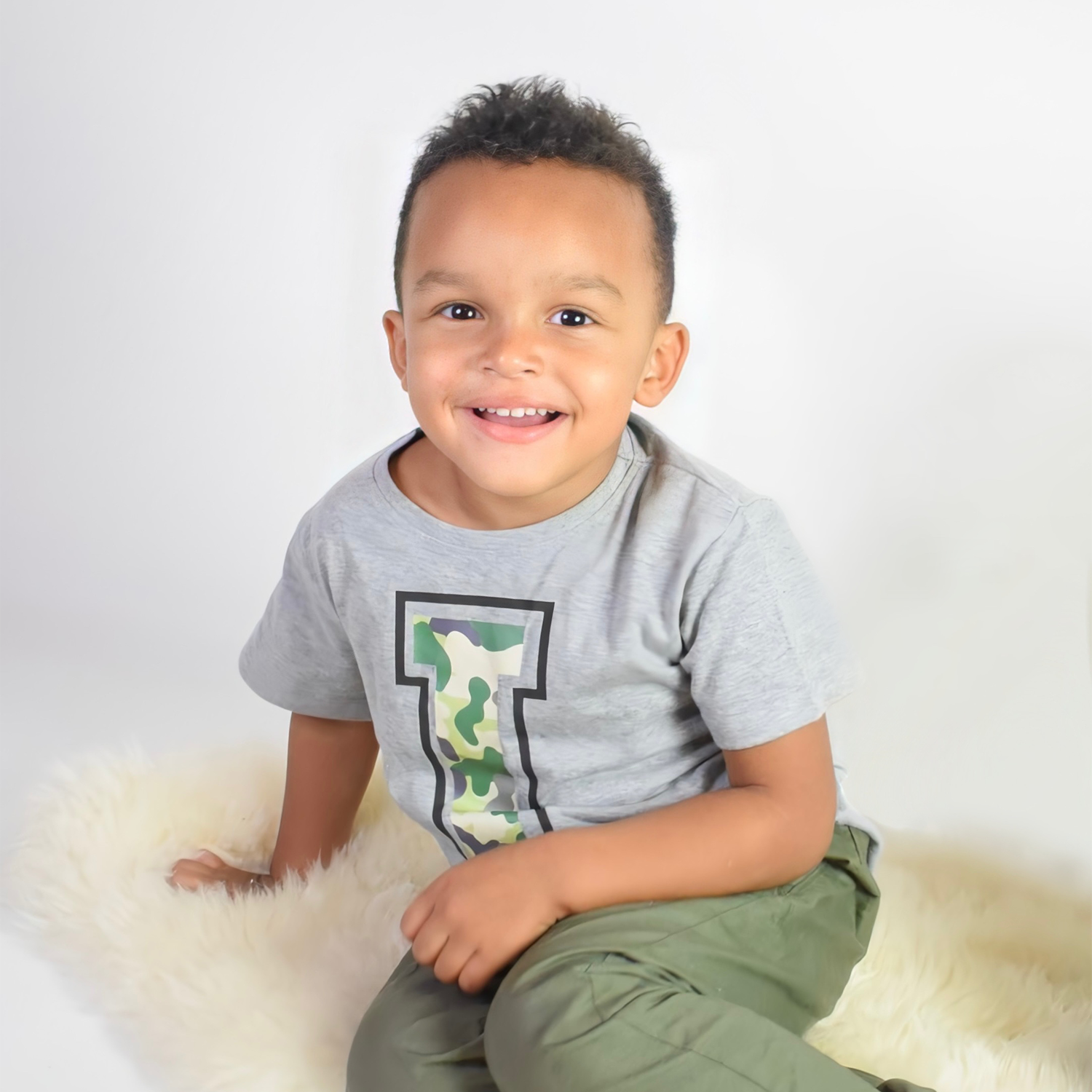 Camouflage letter kind shirt met korte mouwen