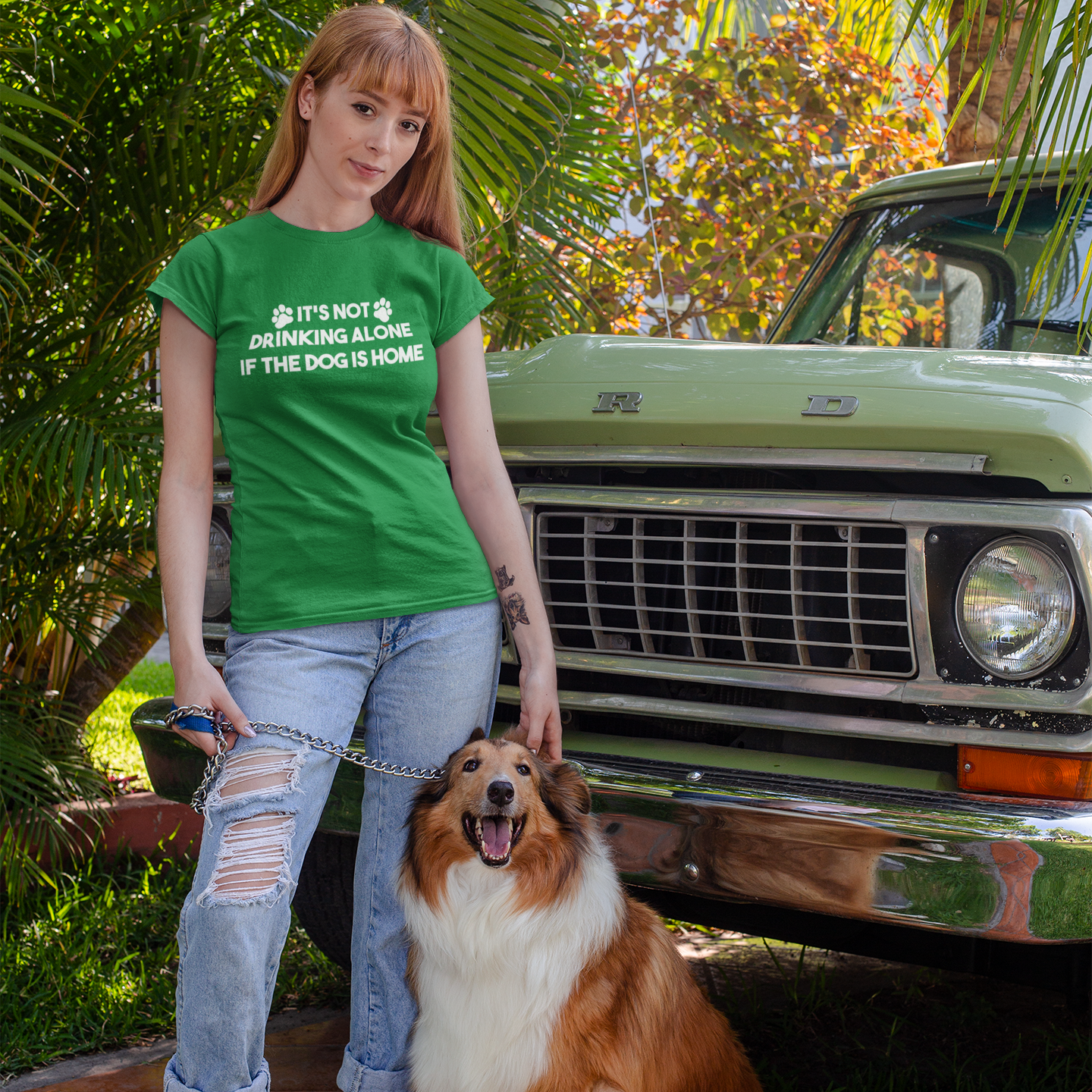 'It's not drinking alone if the dog is home' volwassene shirt