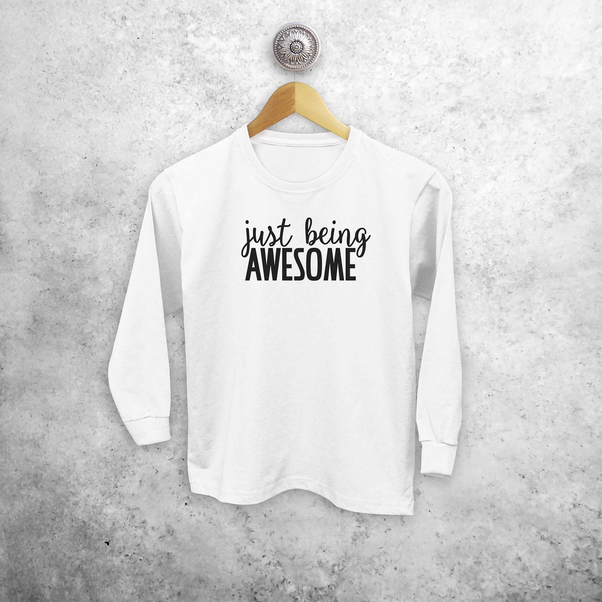 'Just being awesome' kind shirt met lange mouwen