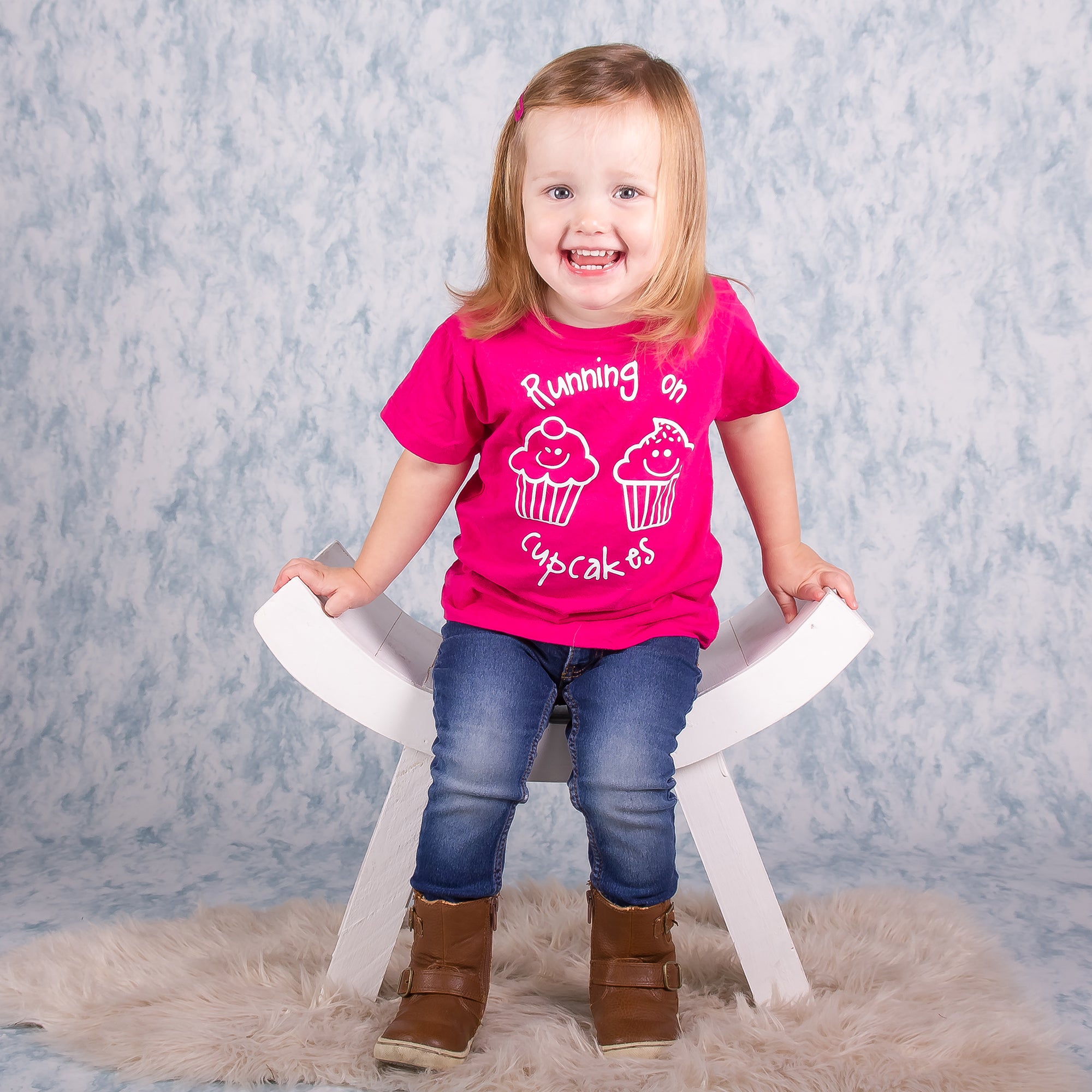 'Running on cupcakes' kind shirt met korte mouwen