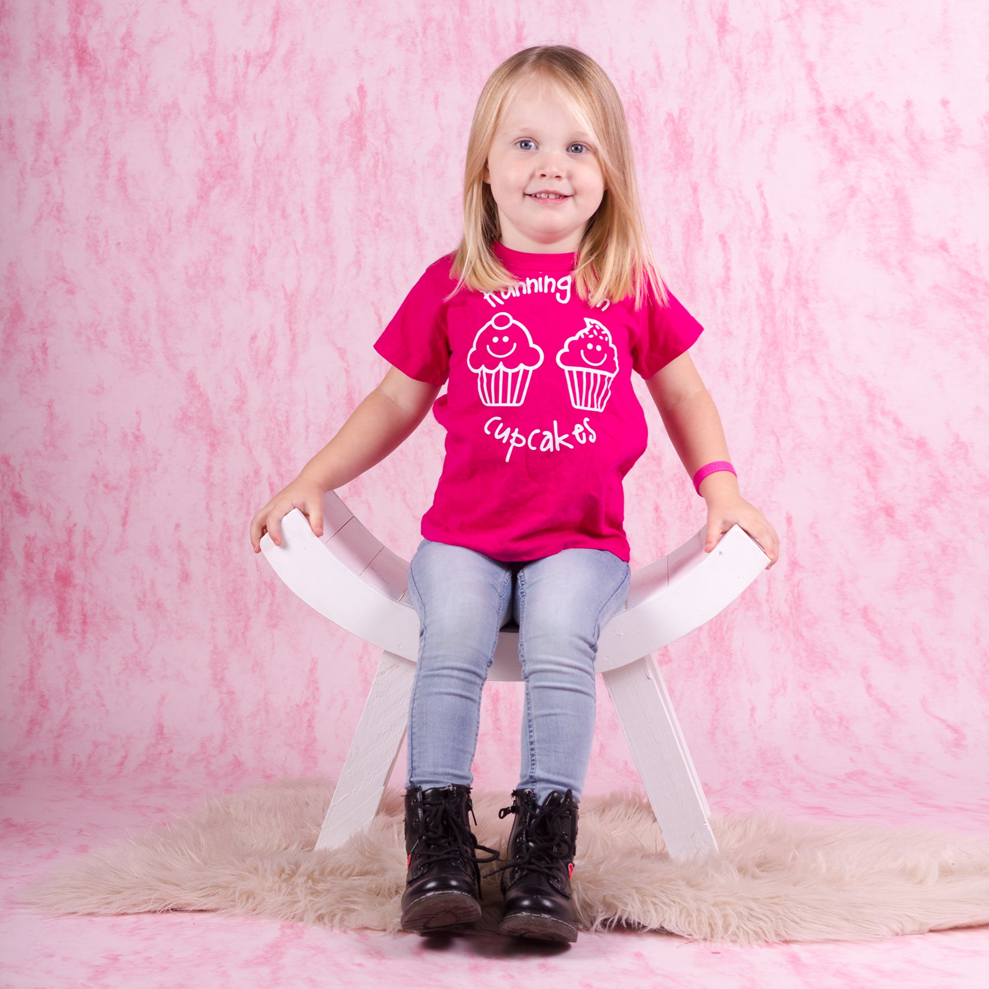 'Running on cupcakes' kind shirt met korte mouwen