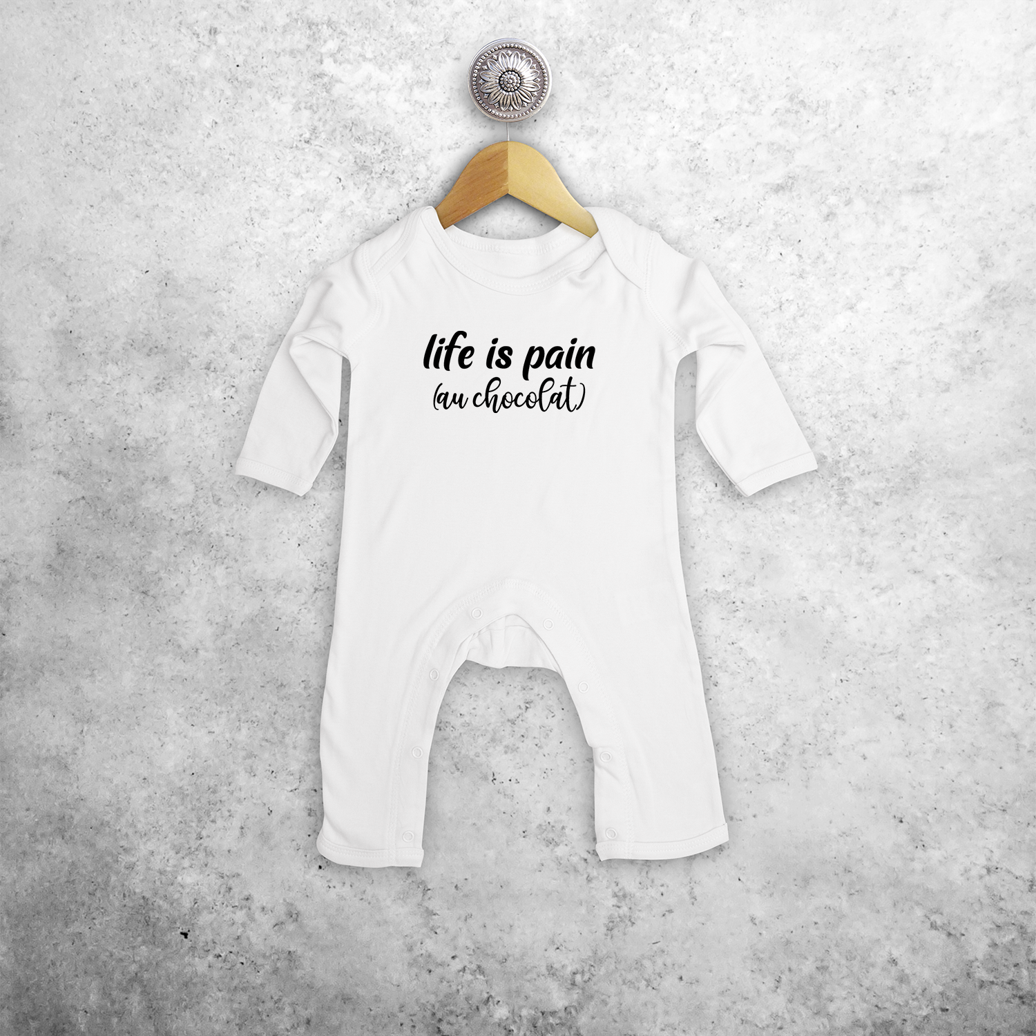 'Life is pain (au chocolat)' baby romper met lange mouwen