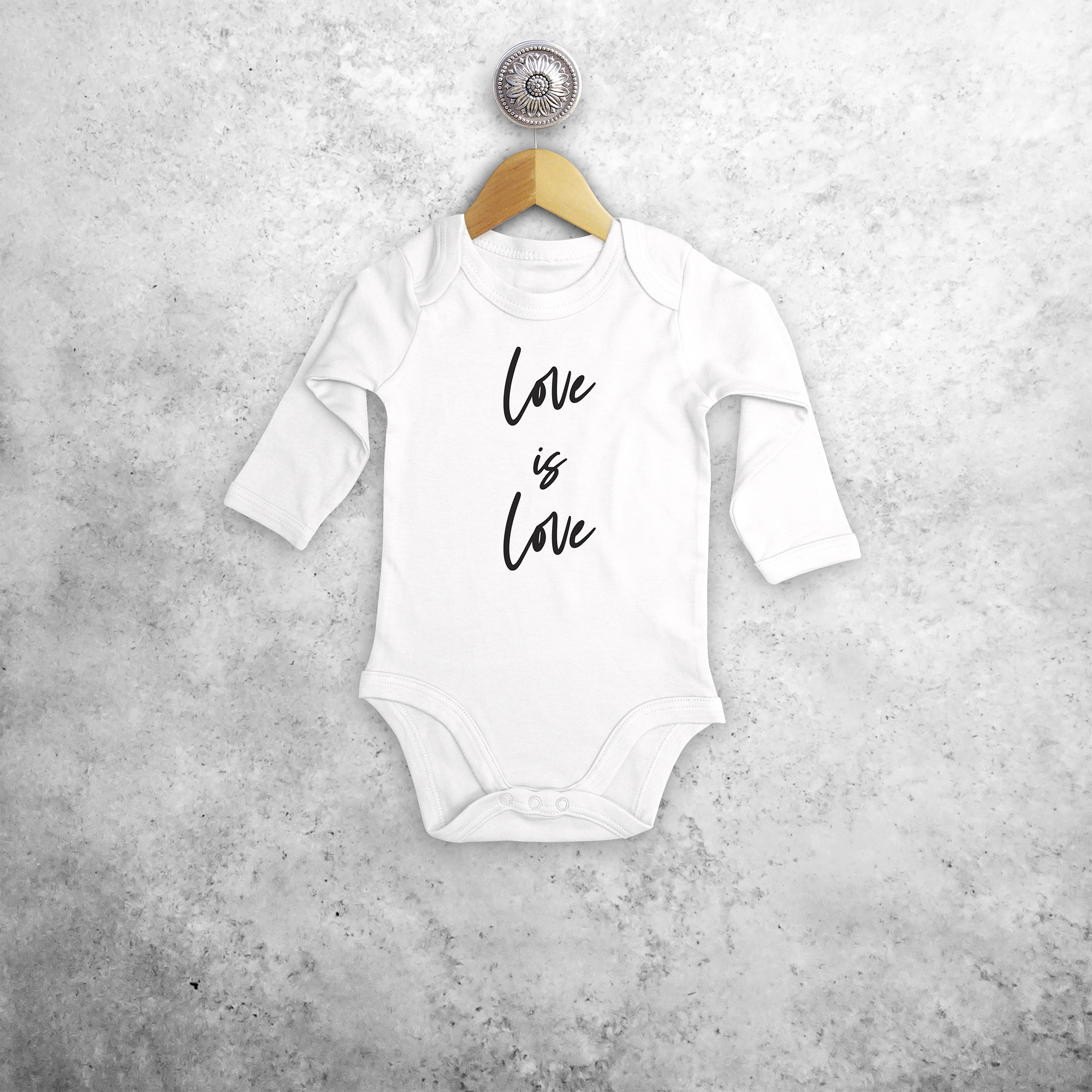 'Love is love' baby kruippakje met lange mouwen