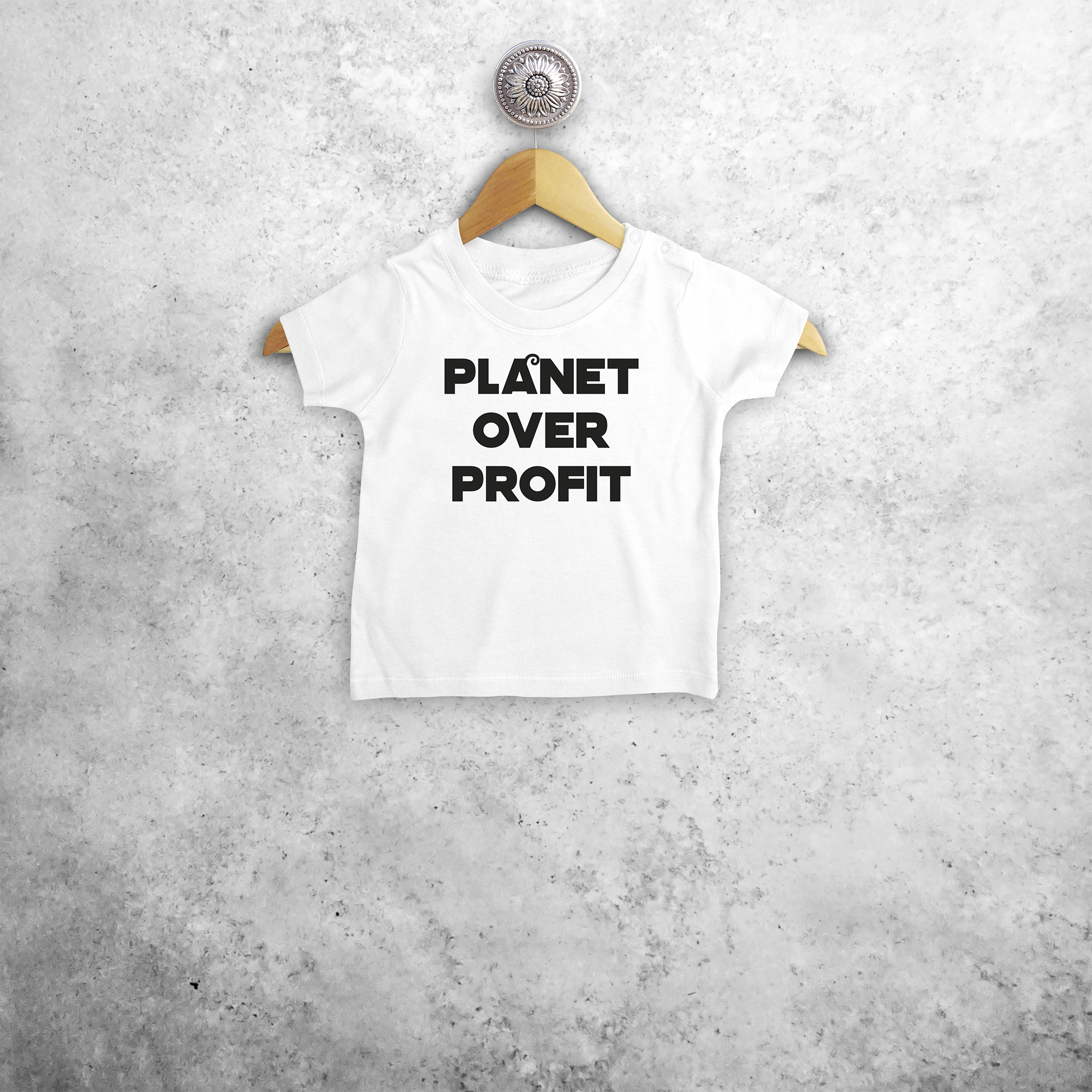 'Planet over profit' baby shirt met korte mouwen