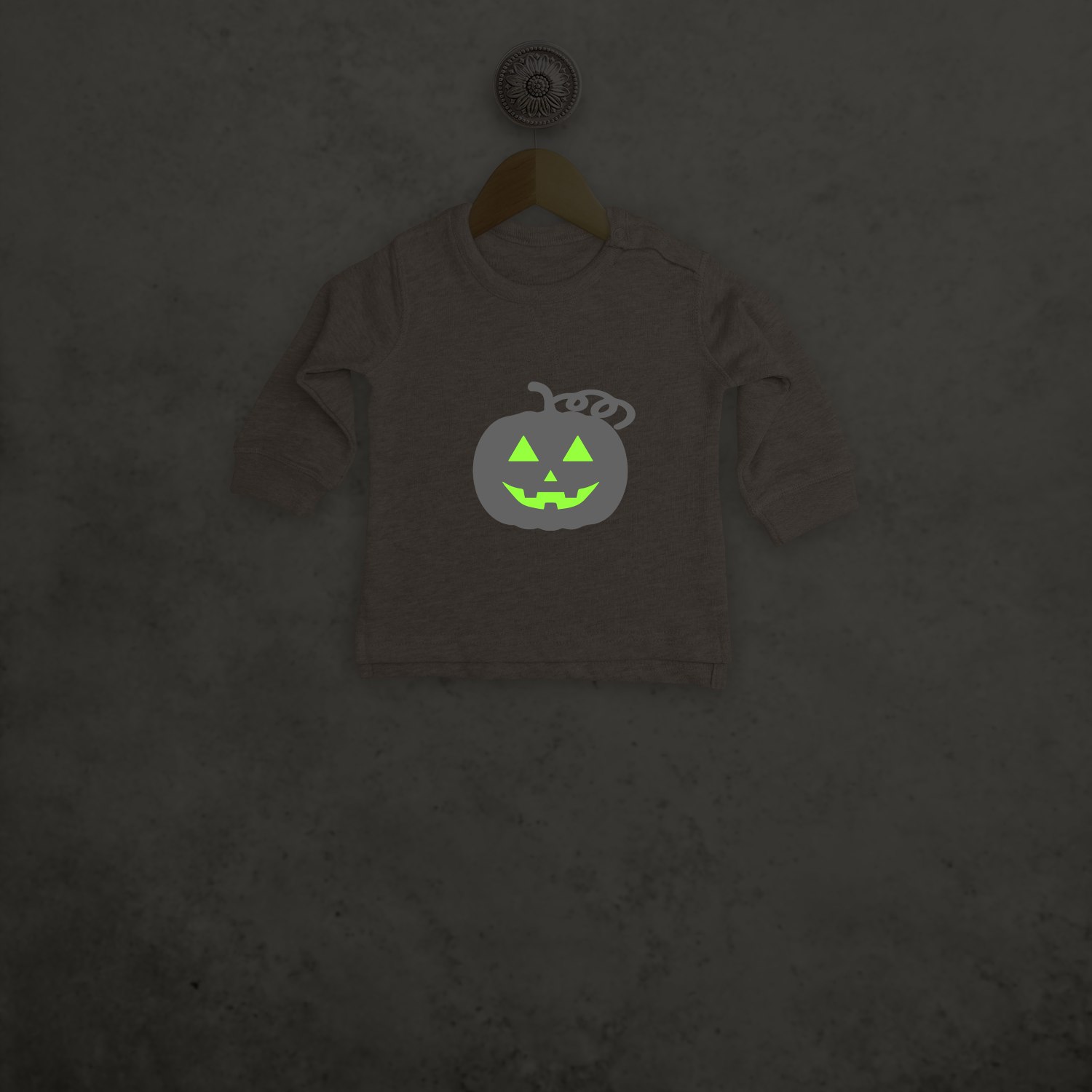 Pompoen glow in the dark baby trui