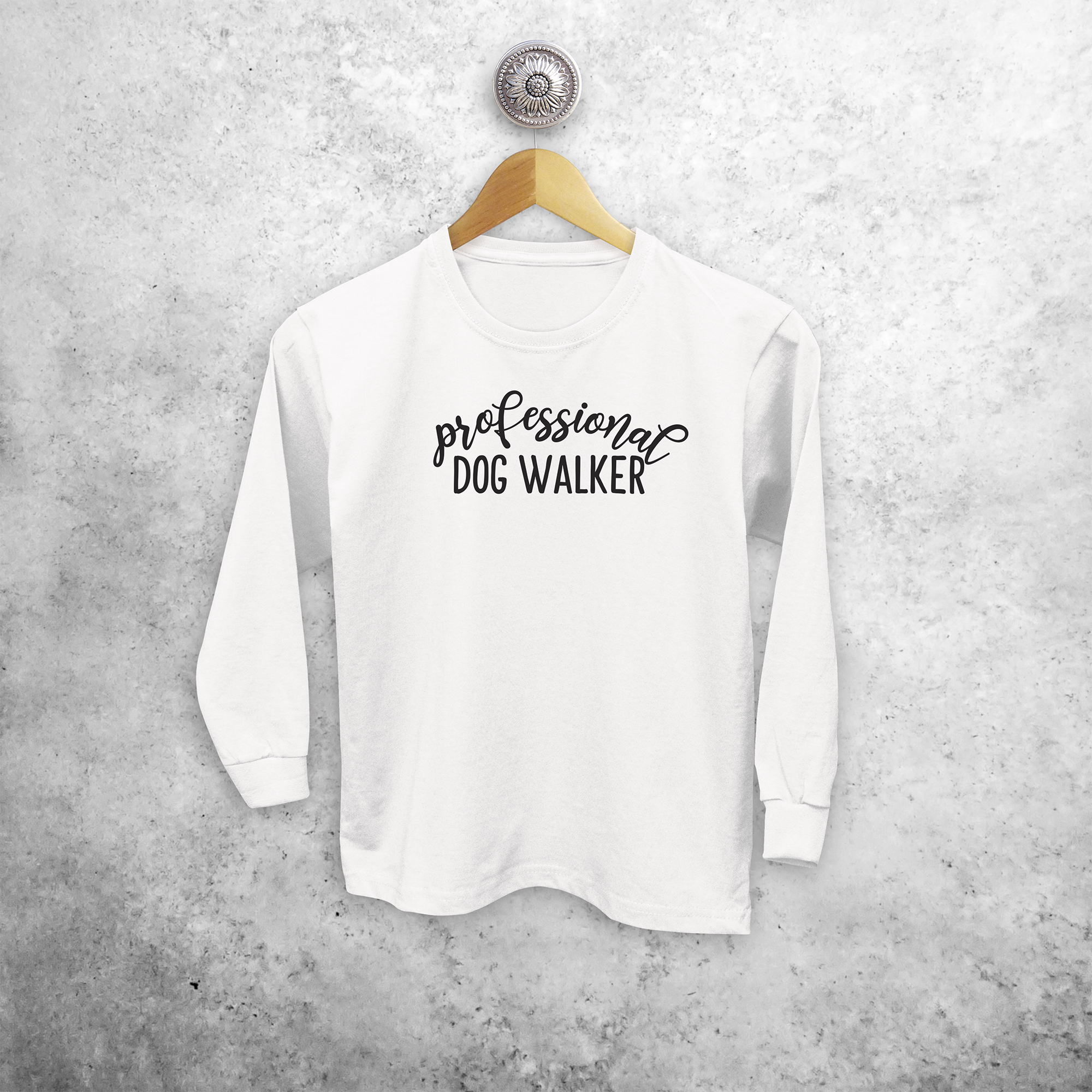 'Professional dog walker' kind shirt met lange mouwen