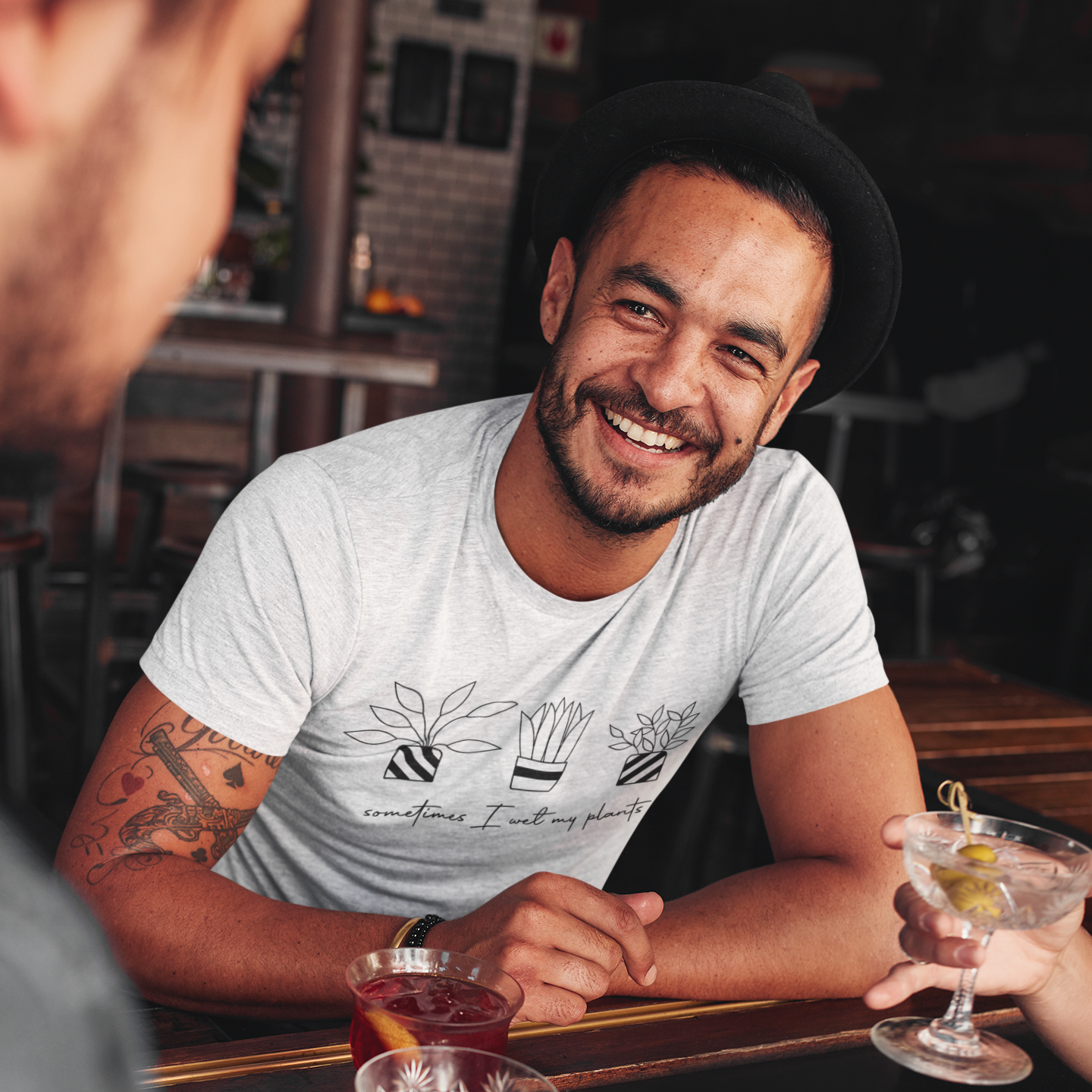 'Sometimes I wet my plants' volwassene shirt