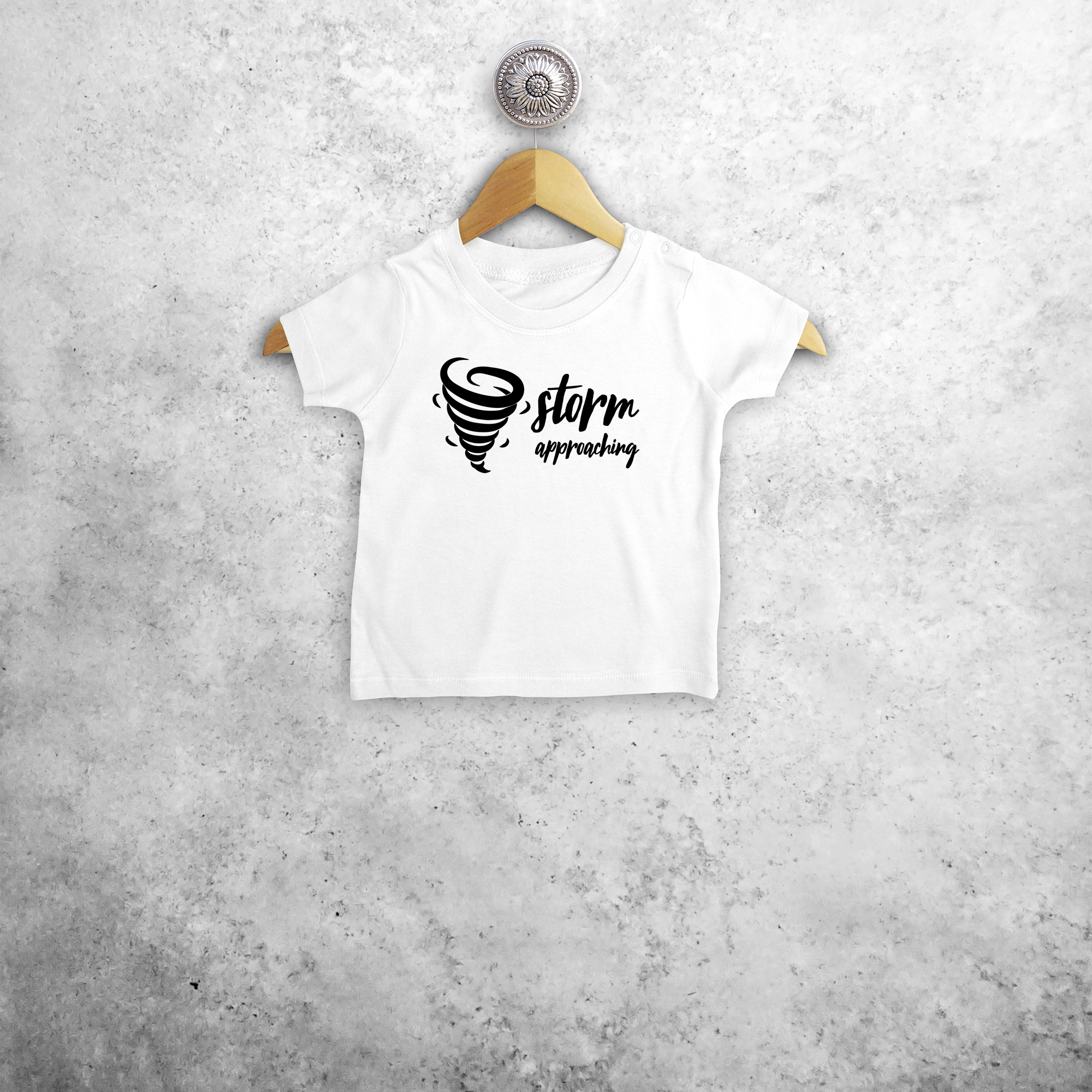 'Storm approaching' baby shirt met korte mouwen
