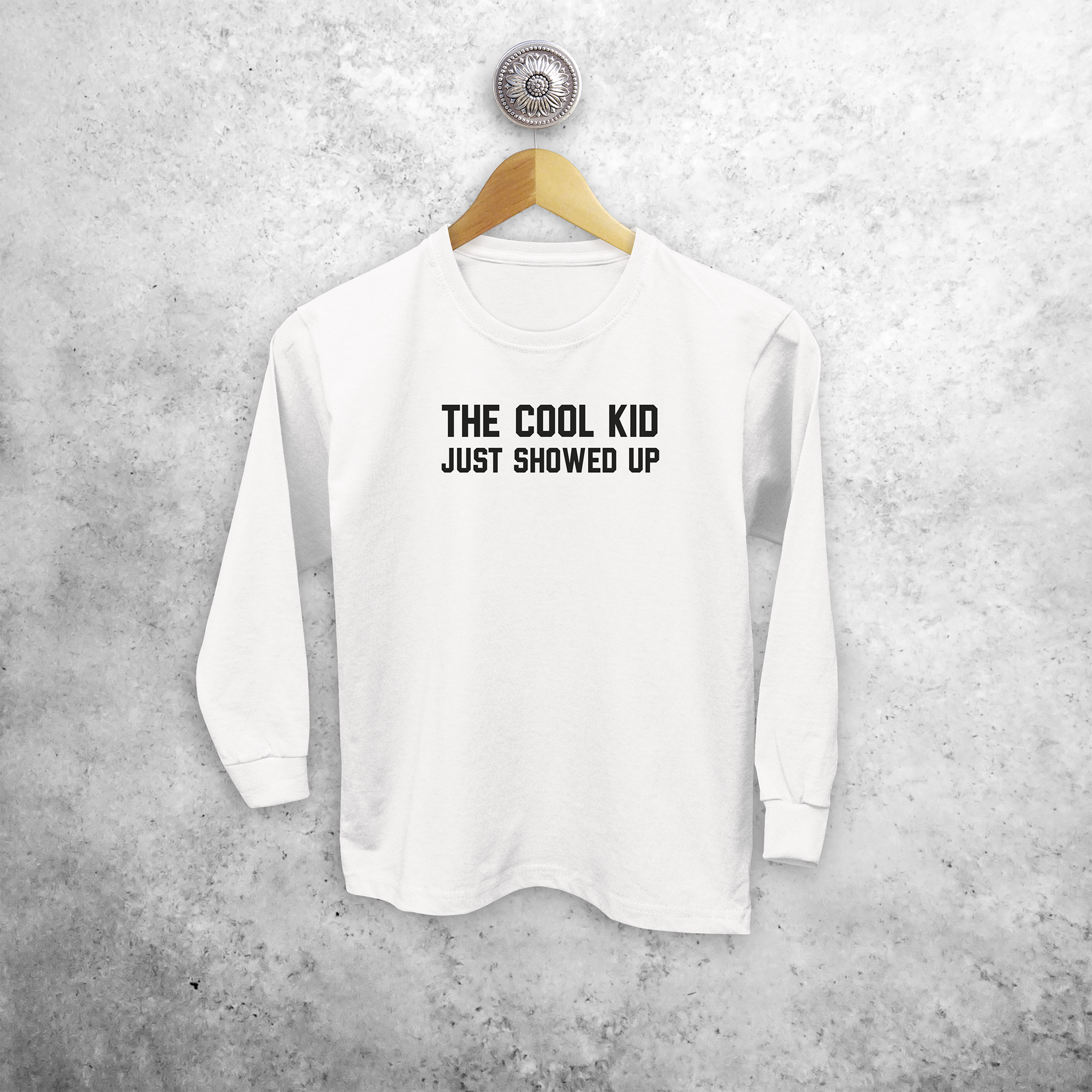 'The cool kid just showed up' kind shirt met lange mouwen