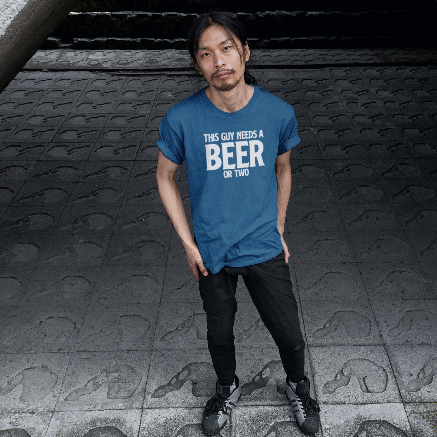 'This guy needs a beer or two' volwassene shirt
