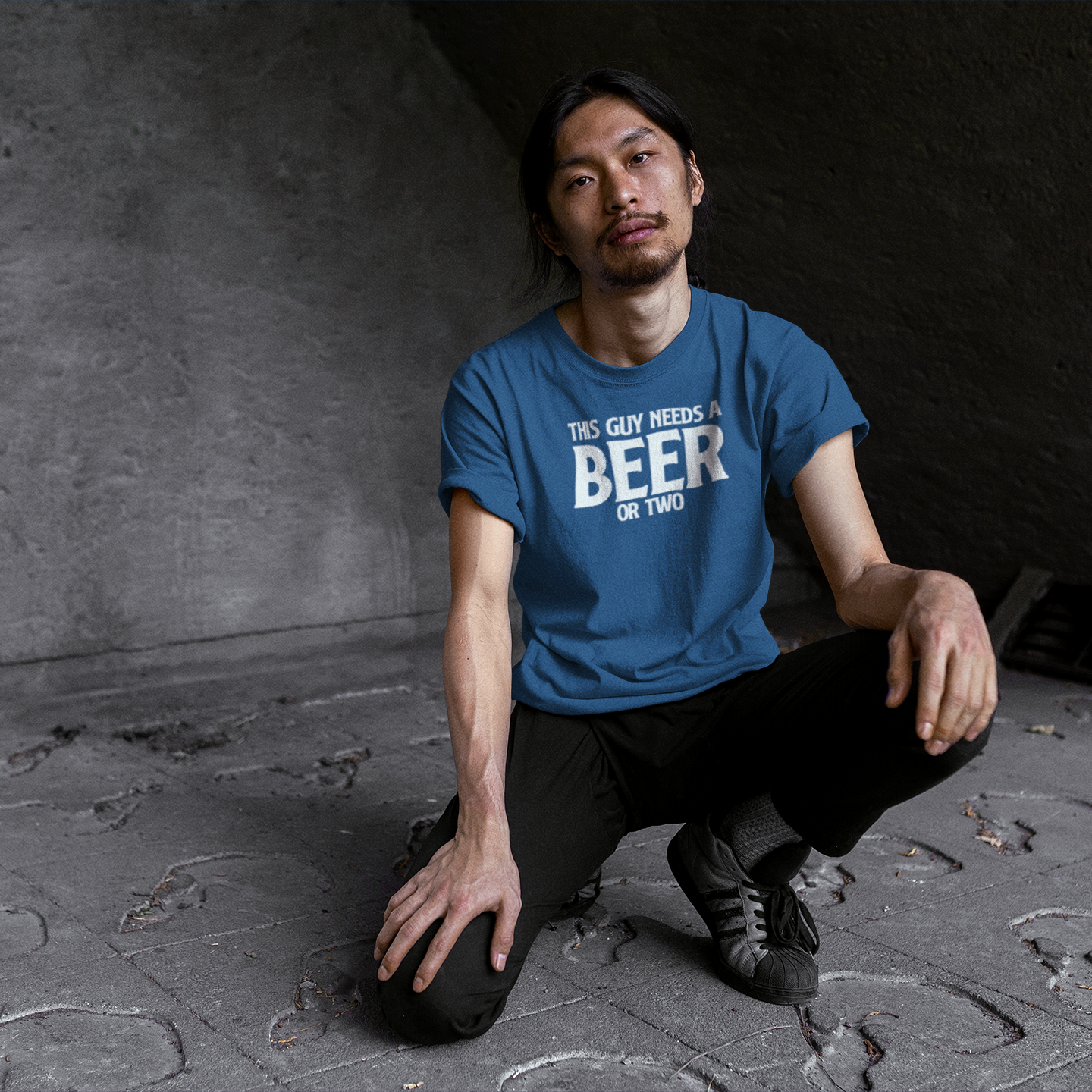 'This guy needs a beer or two' volwassene shirt