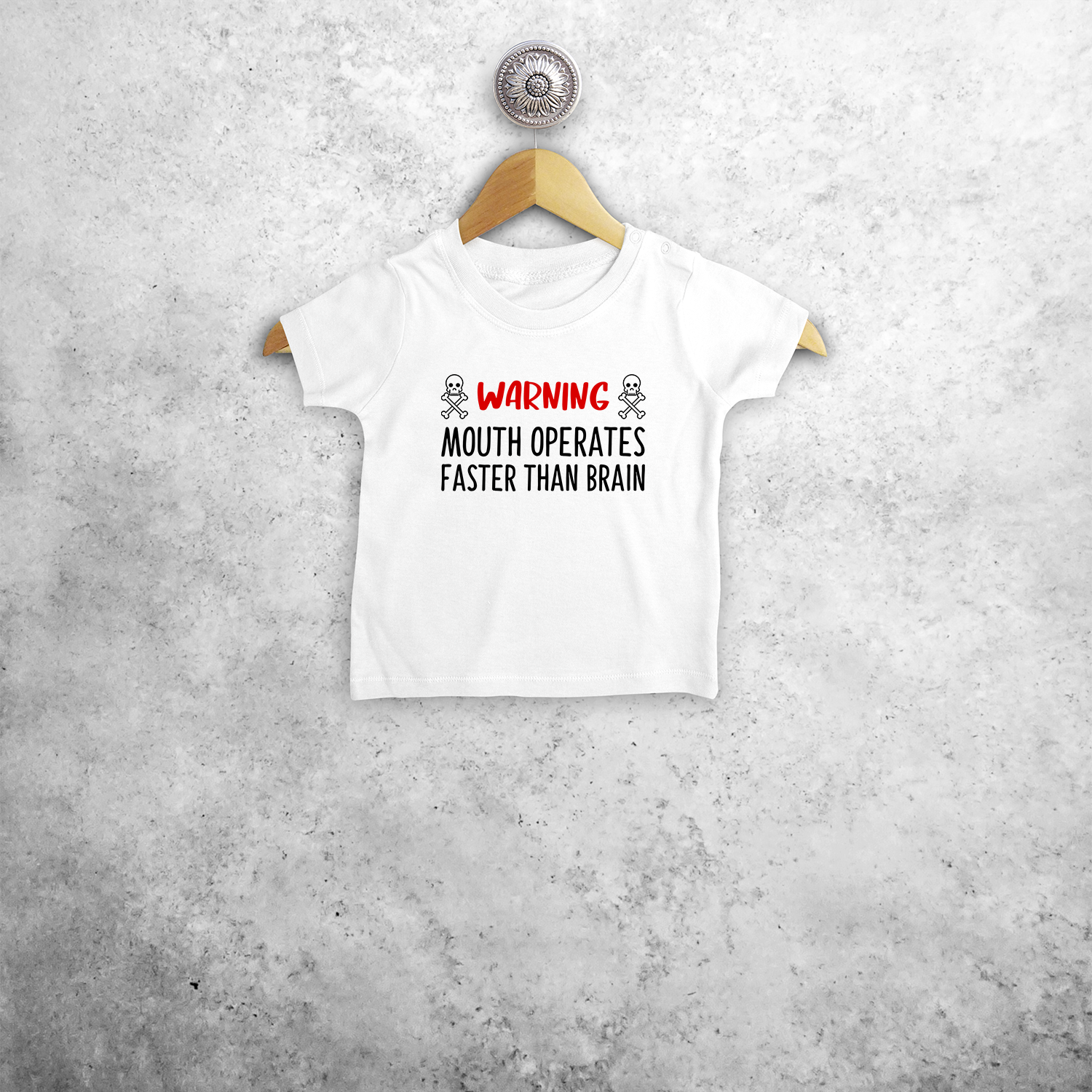 Warning: mouth operates faster than brain' baby shirt met korte mouwen