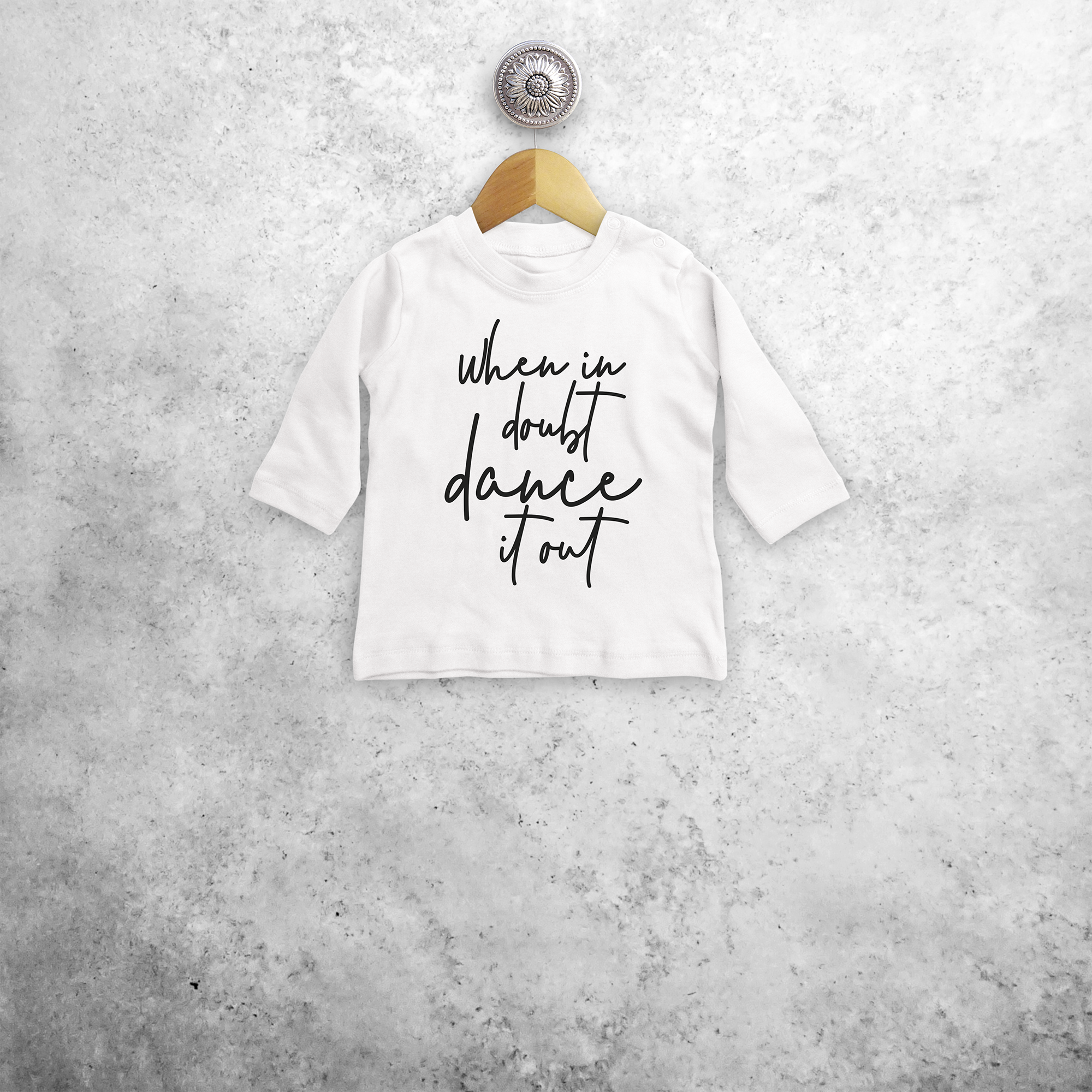 'When in doubt, dance it out' baby shirt met lange mouwen