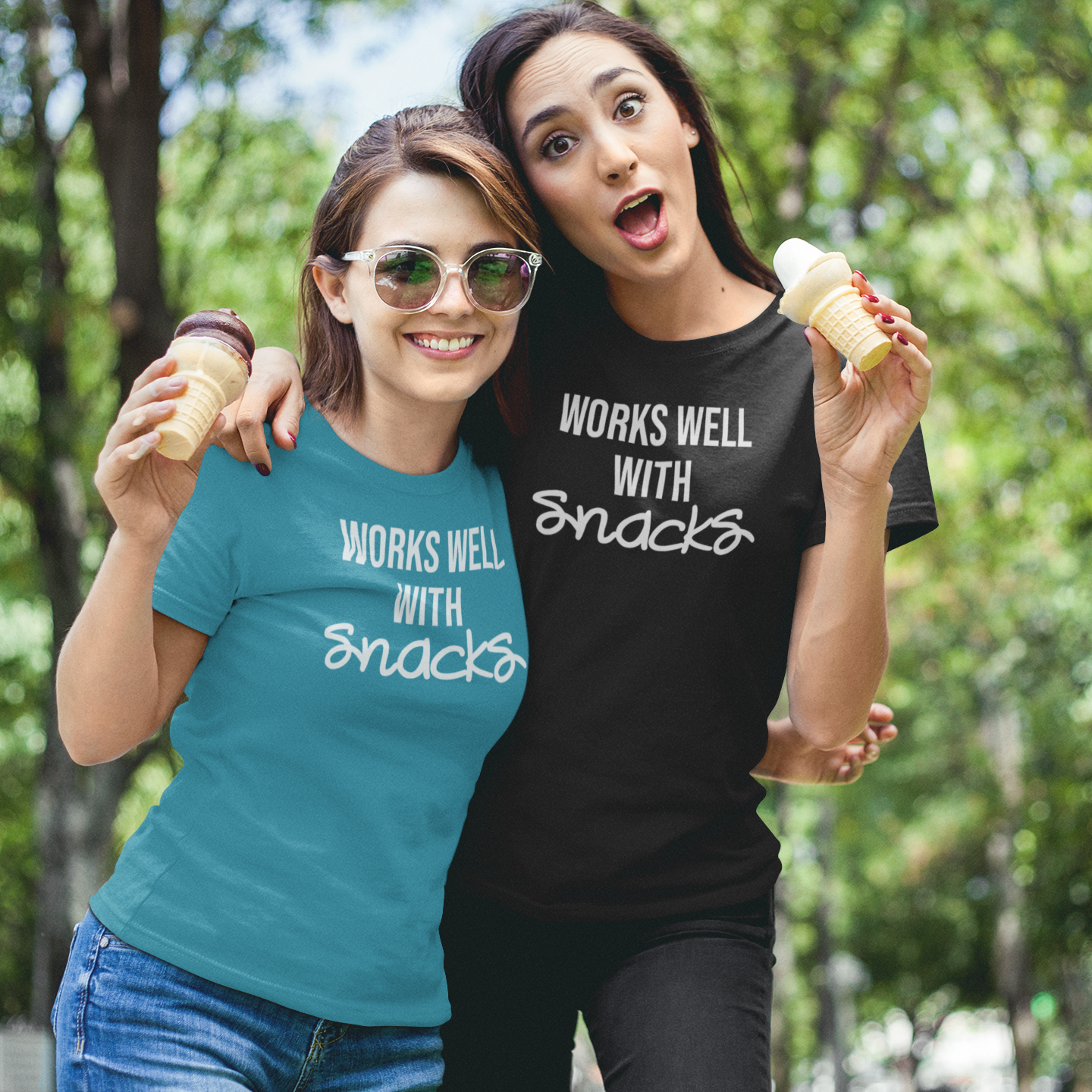 'Works well with snacks' volwassene shirt