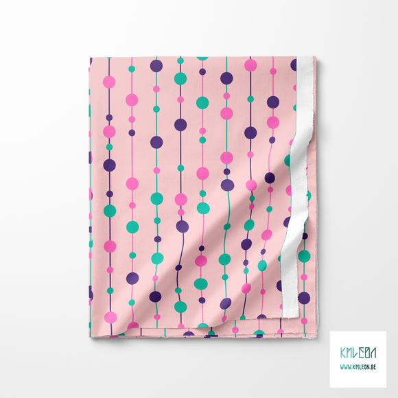 Roze, paarse en groene parels op draadjes stof