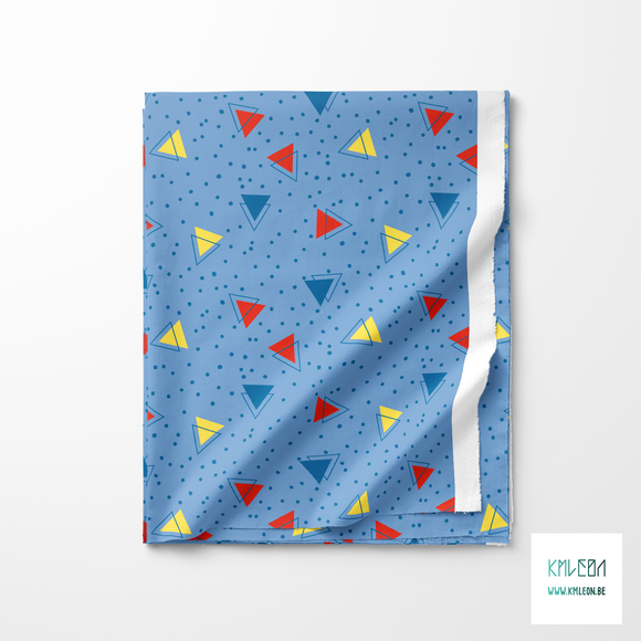 Gele, rode en blauwe driehoeken en blauwe stippen stof