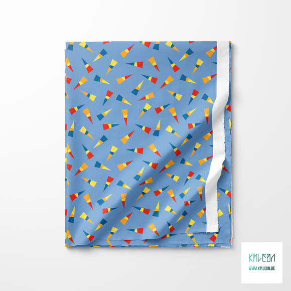 Gele, oranje, blauwe en rode driehoeken stof