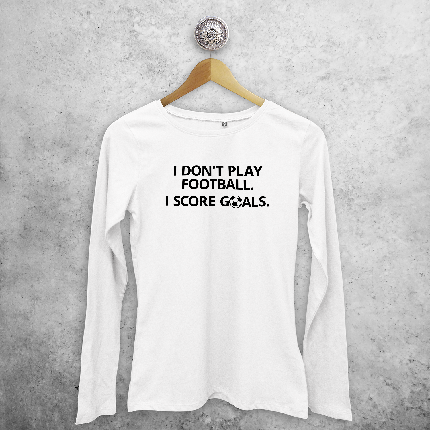 I don't play football. I score goals.' volwassene shirt met lange mouwen